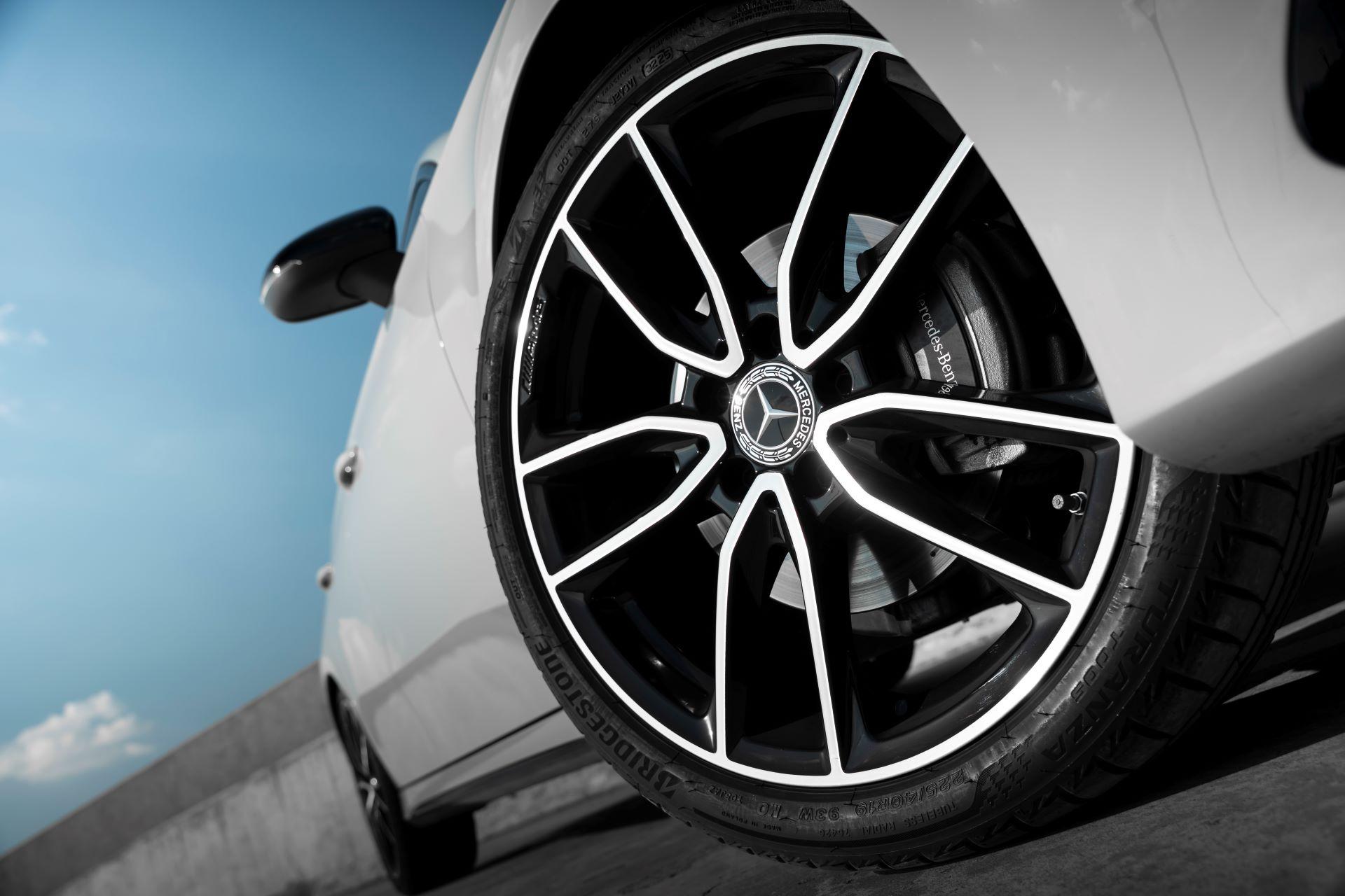 Mercedes benza classnighteditionshinesindarkelegance