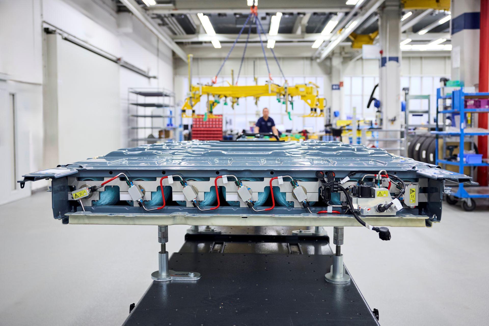 Bmwix5hydrogenunveilsnext genflattanktechnology 1