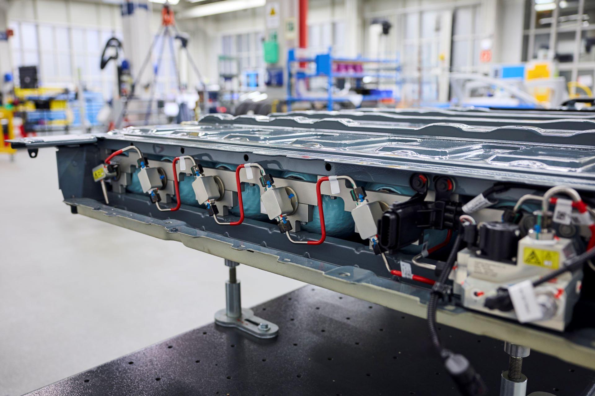 Bmwix5hydrogenunveilsnext genflattanktechnology 2