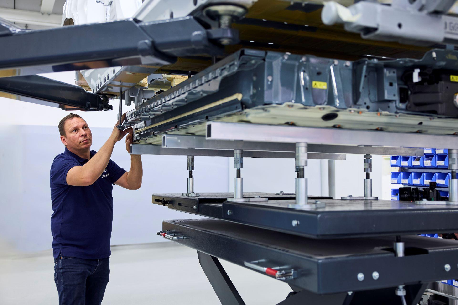 Bmwix5hydrogenunveilsnext genflattanktechnology