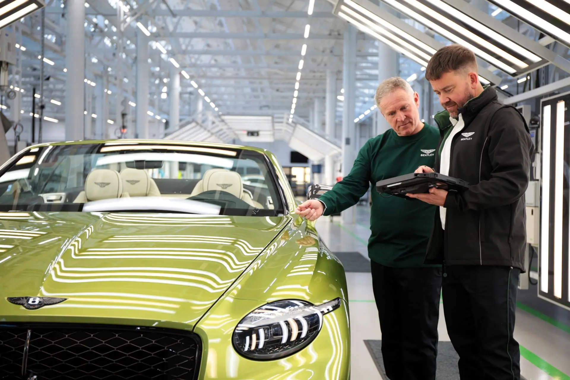 1776343781449-839705492-bentleyunveilscarbonfibreworkwearforevera-2.jpg
