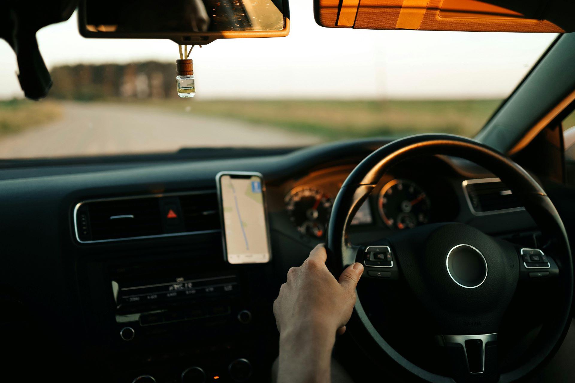 Whydistracteddrivingfeelssafebutisntrealontheroad 1