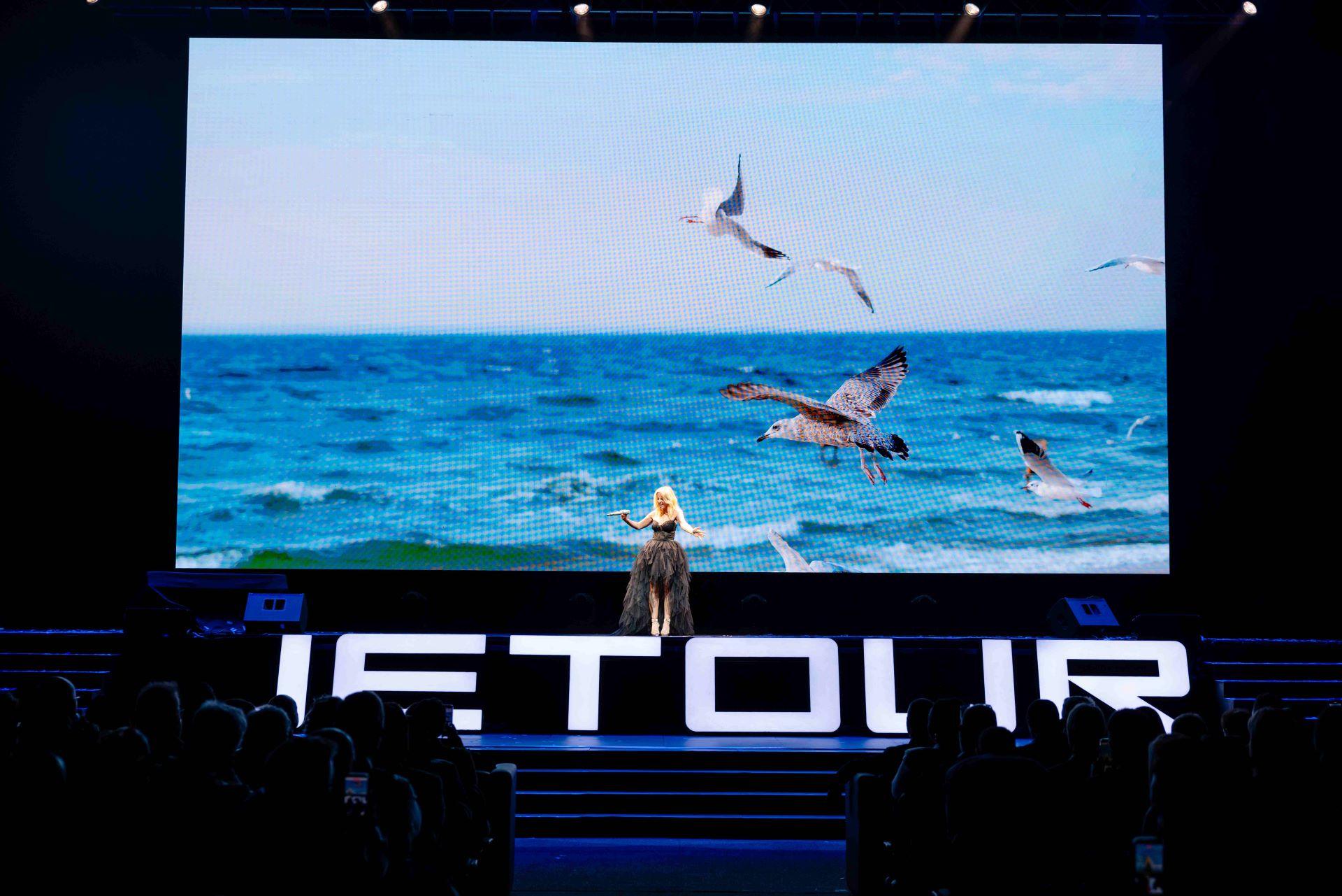 Genevievecoteturnsjetourlaunchintosoundscape