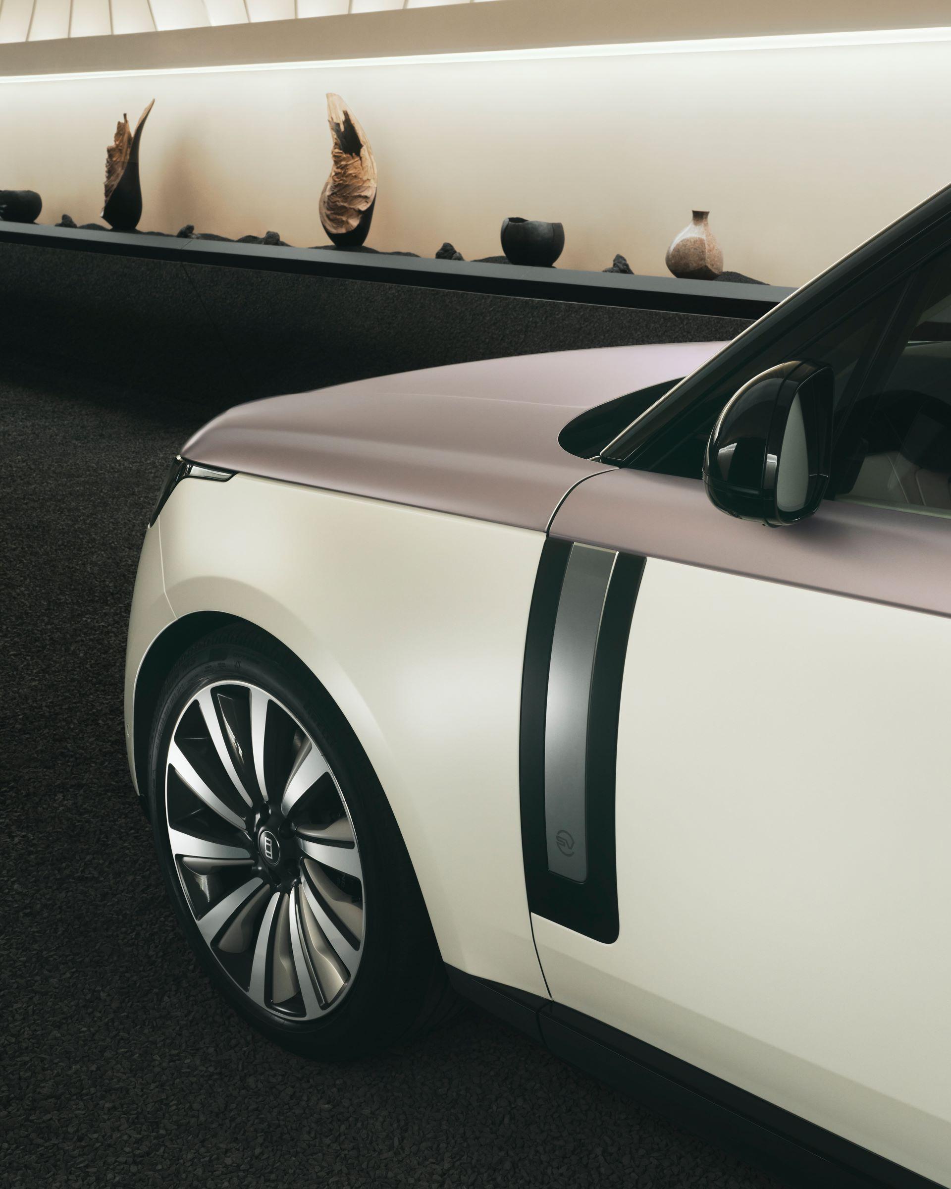 Rangerovertracesredefinesbespokeluxurydesign 1