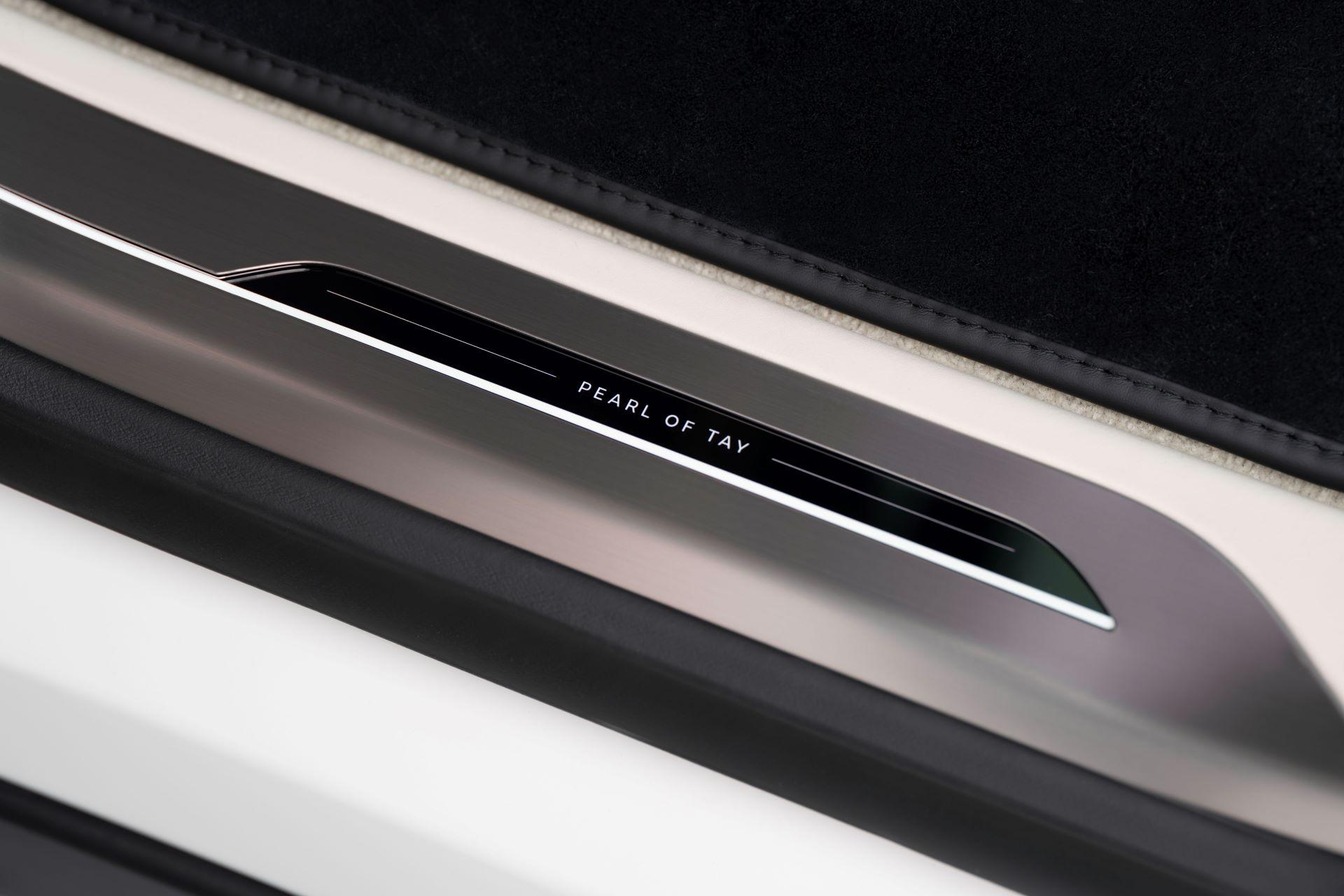 Rangerovertracesredefinesbespokeluxurydesign 2