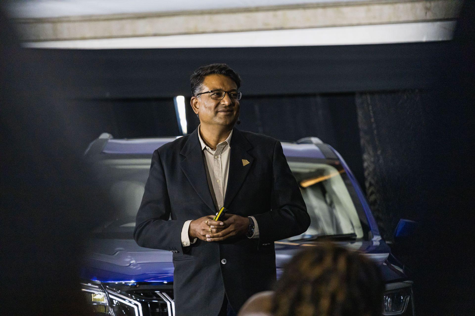 Mahindrasaleadershipshiftsignalsglobalambition 1