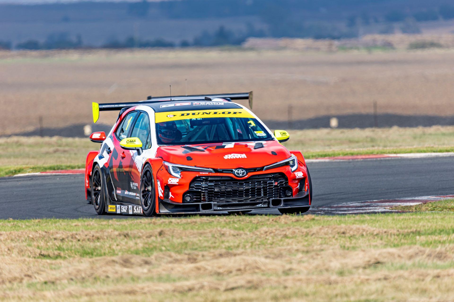 Toyotagazooracingheadstozwartkopsforround3 4