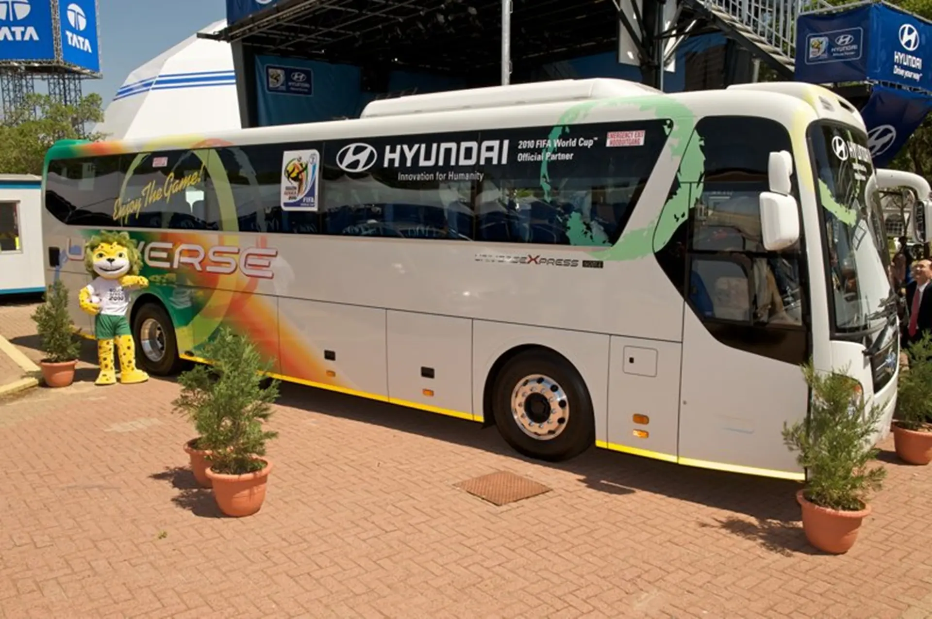 Hyundai Car Show Bus