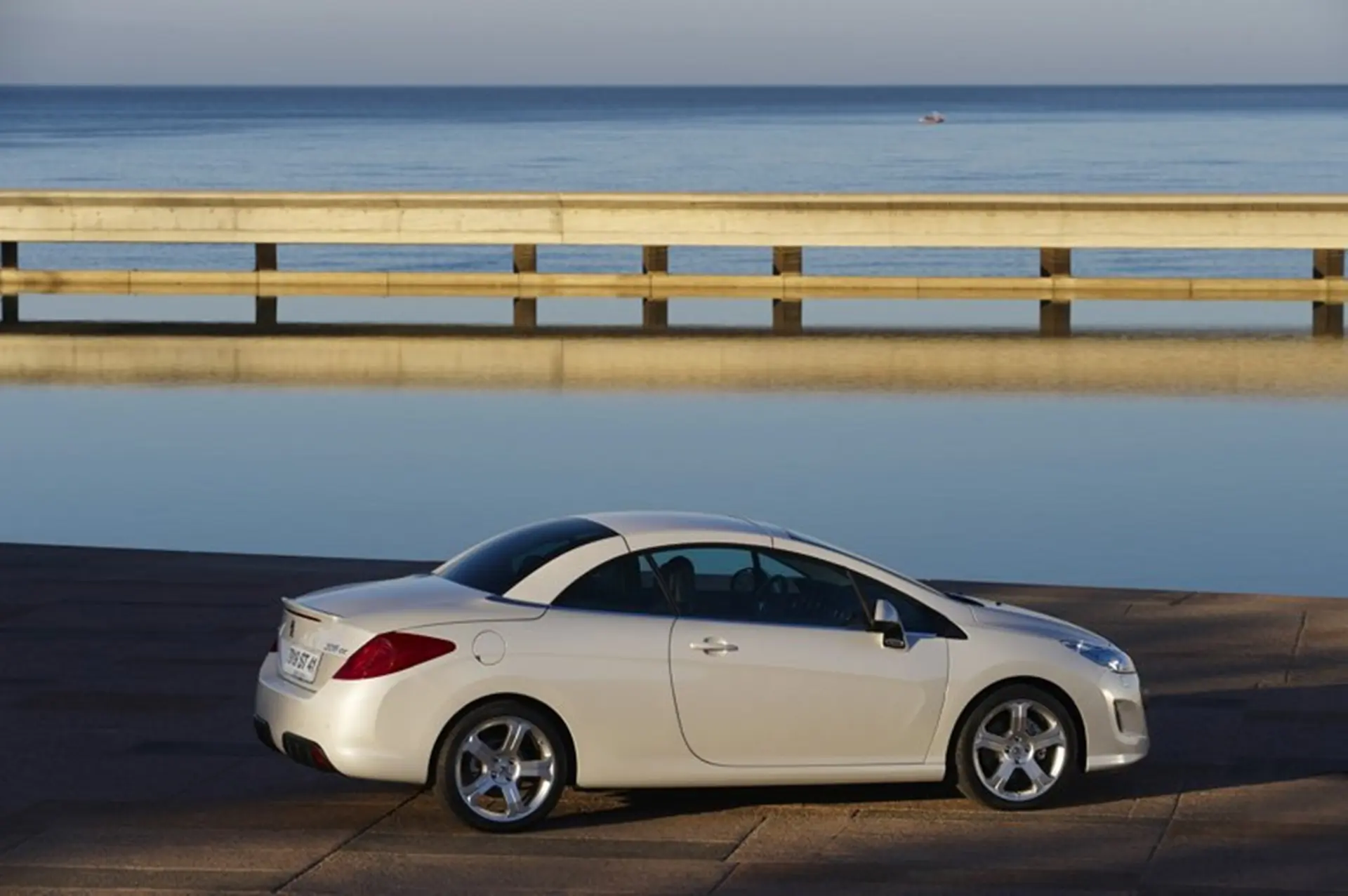 Peugeot Car Shows 2008