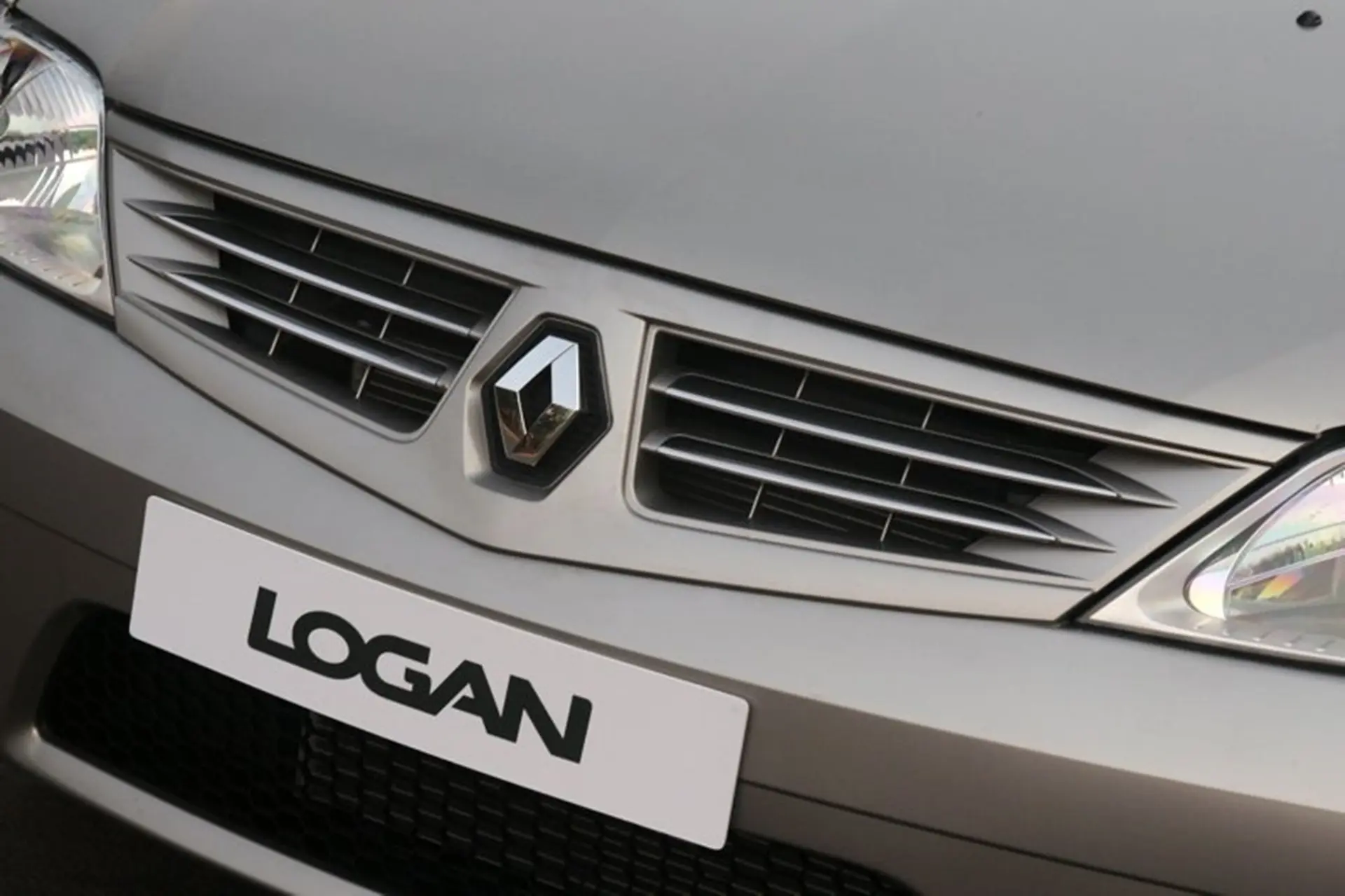 Renault Logan Logo and Grill