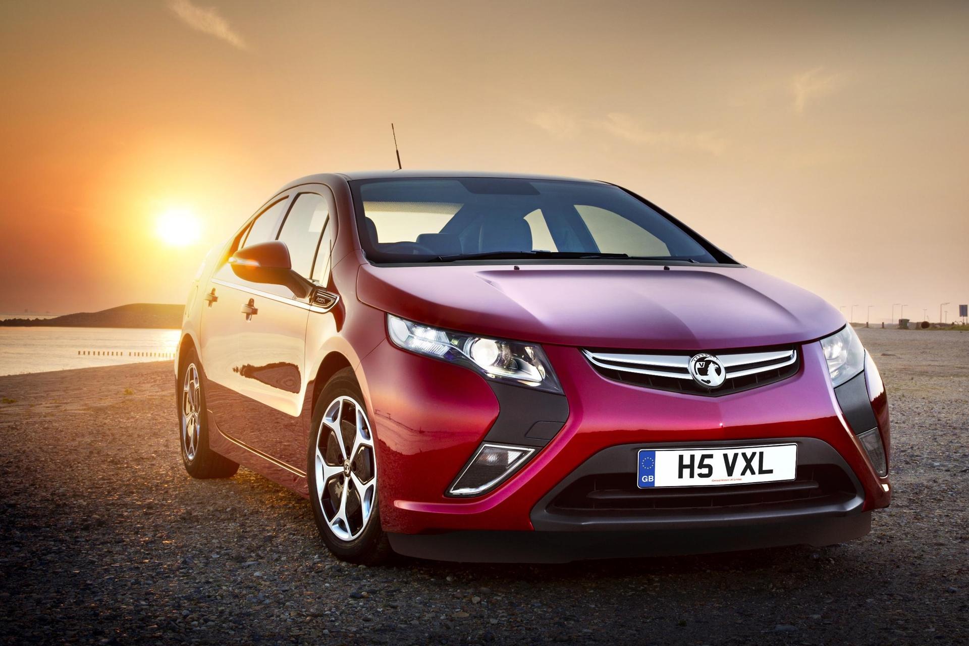 VAUXHALL AMPERA – PRODUCTION-READY CARS ON STAND