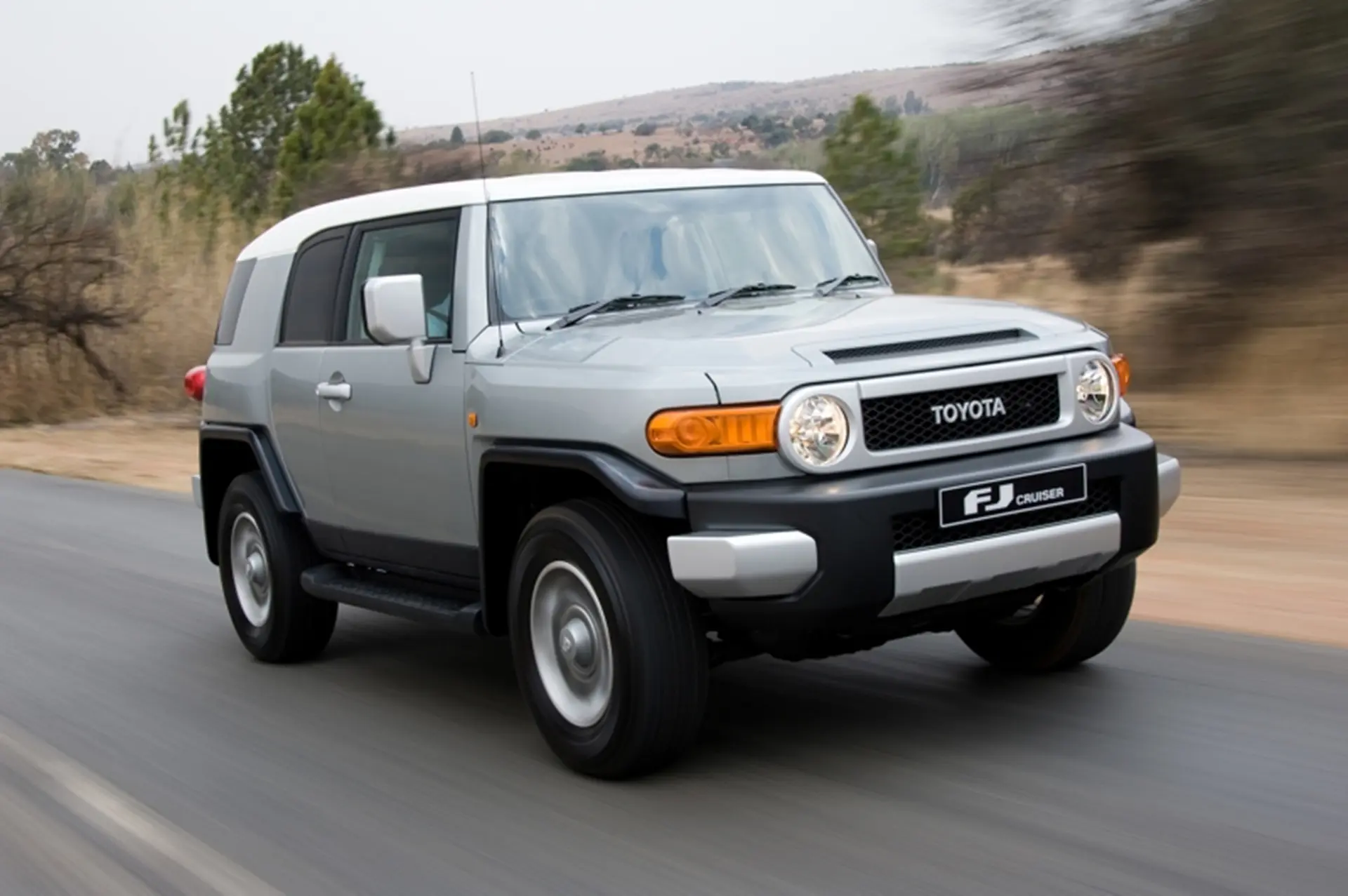 FJ Cruiser 2011 on the road