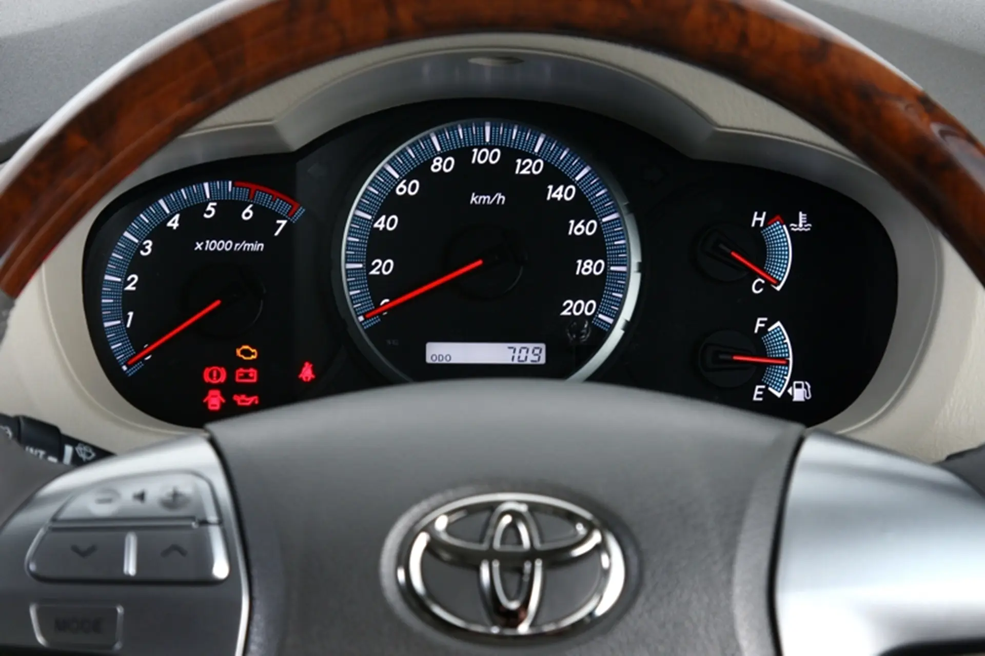 Toyota-Innova-dashboard