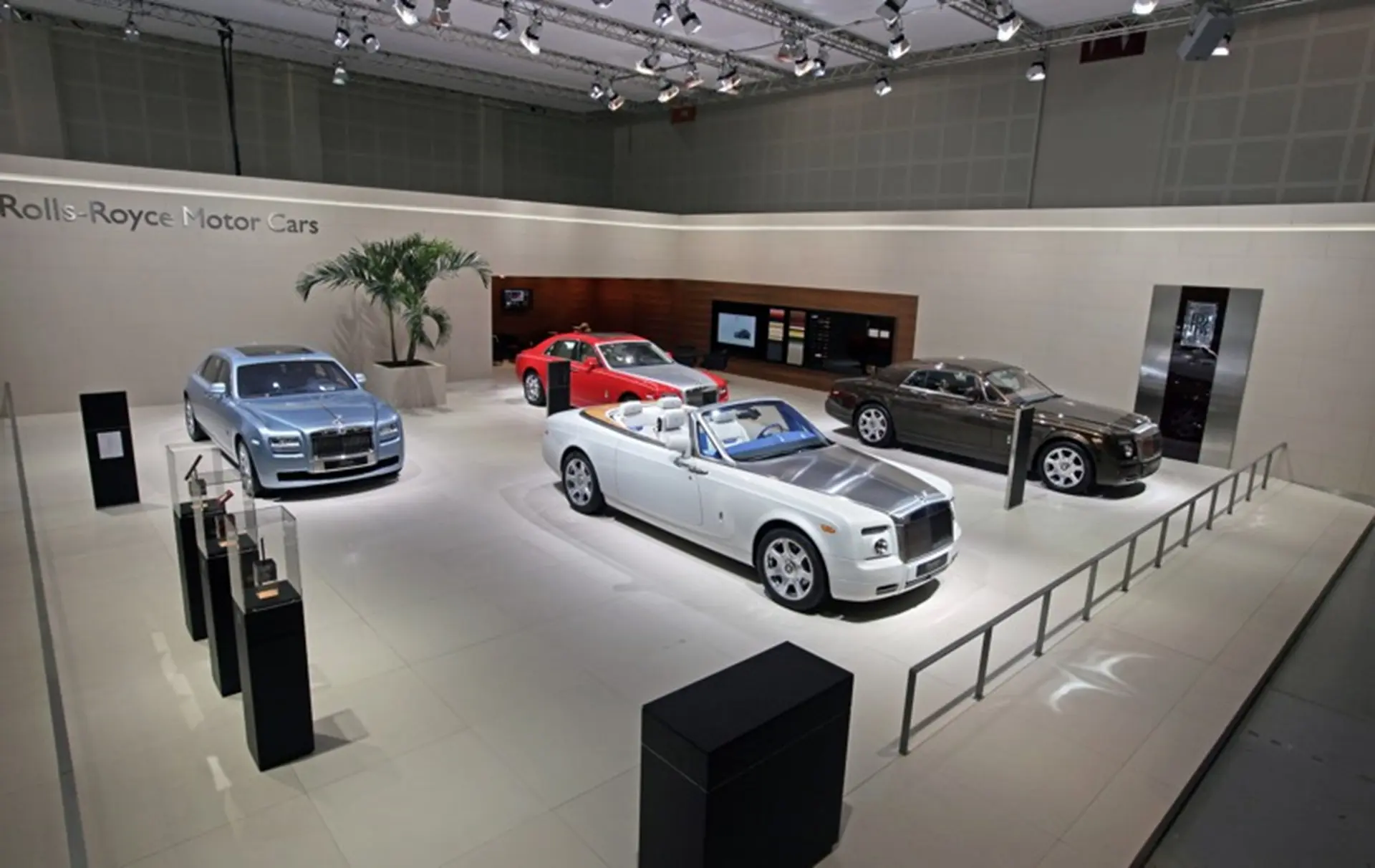 ROLLS-ROYCE TAKES CENTRE STAGE AT THE DUBAI INTERNATIONAL MOTOR SHOW
