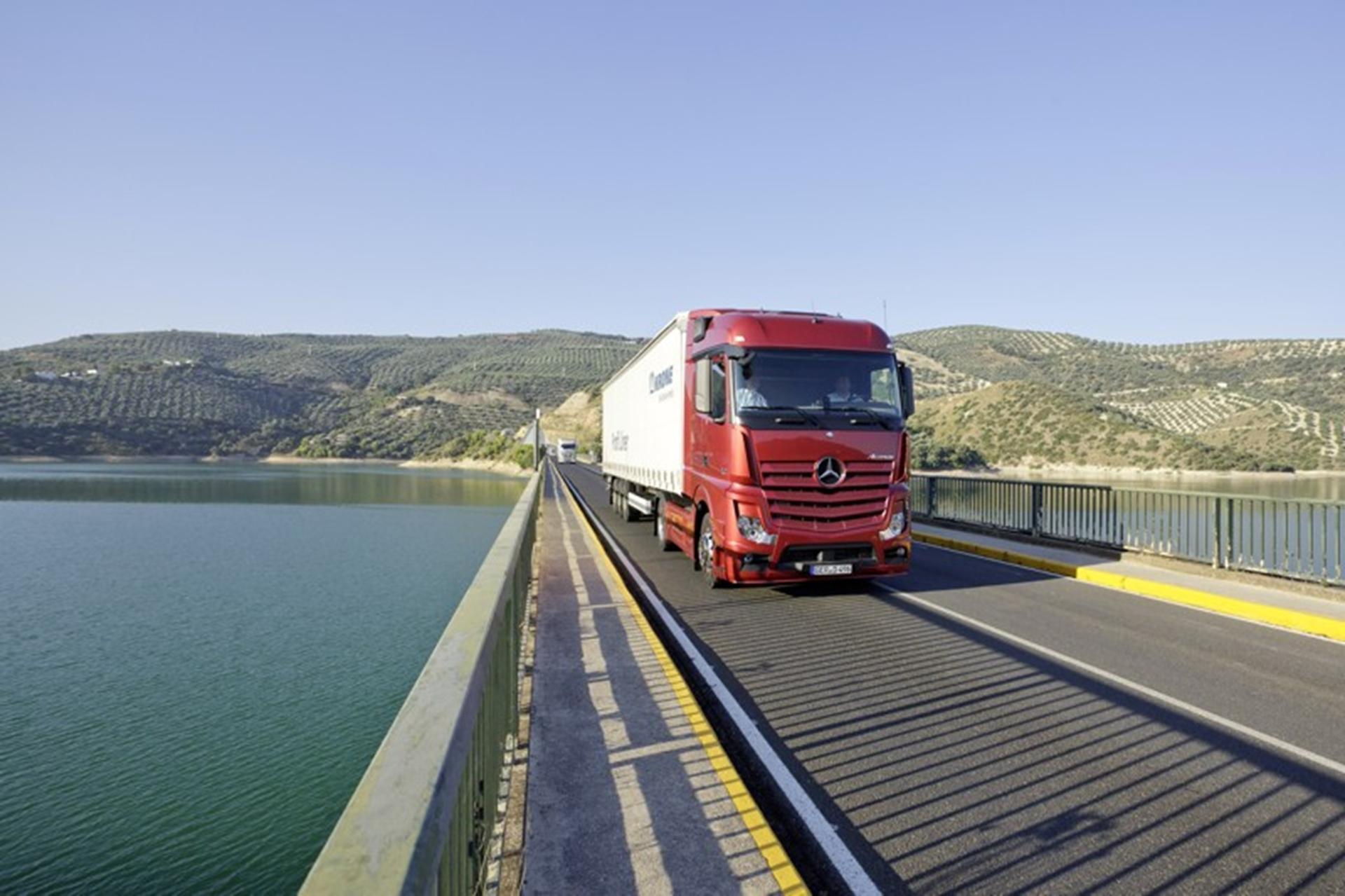 New Mercedes-Benz Actros voted Truck Of The Year 2012