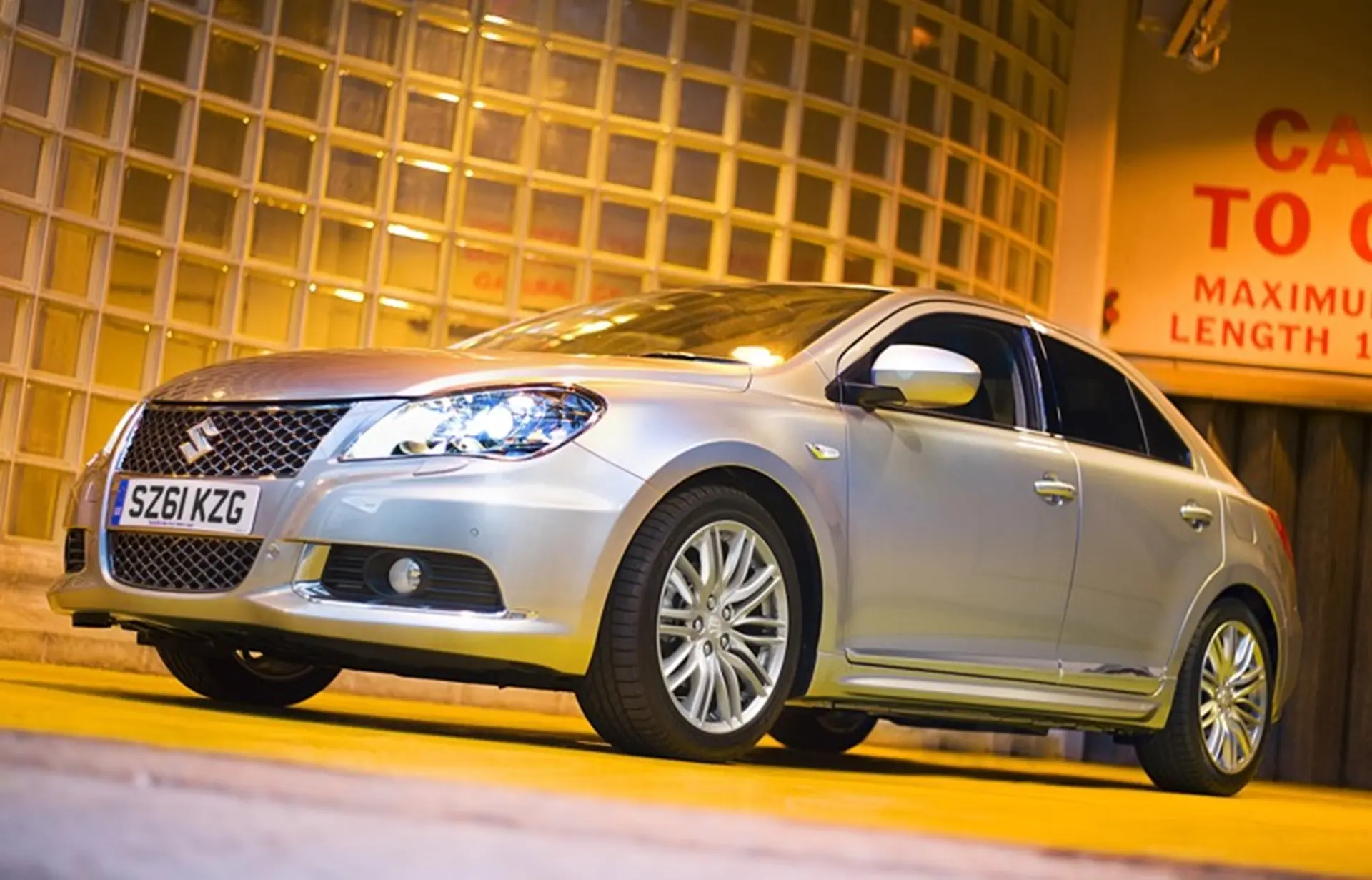 Suzuki Kizashi: The new dynamic mid-sized saloon from SUZUKI
