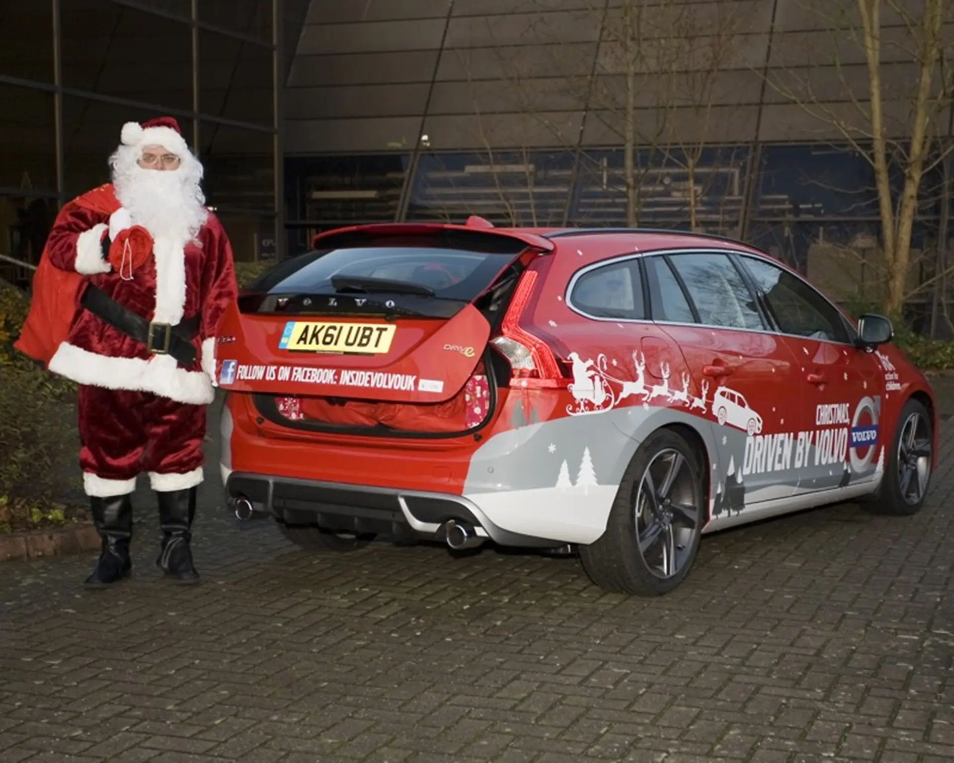 Father Christmas pictured with the Volvo V60 DRIVe R-Design