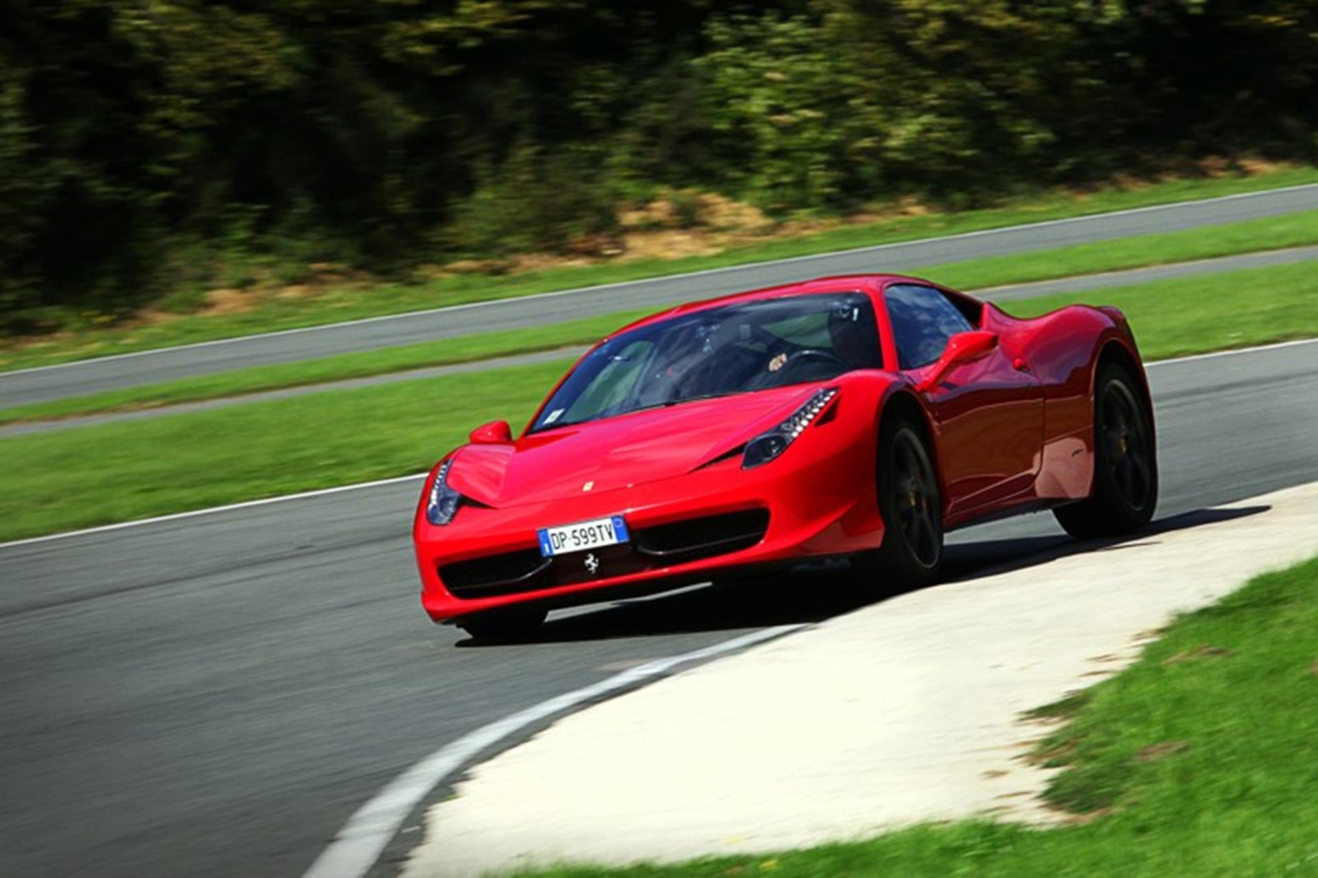 FERRARI 458 ITALIA WINS AUTOVISIE SUPERTEST 2011