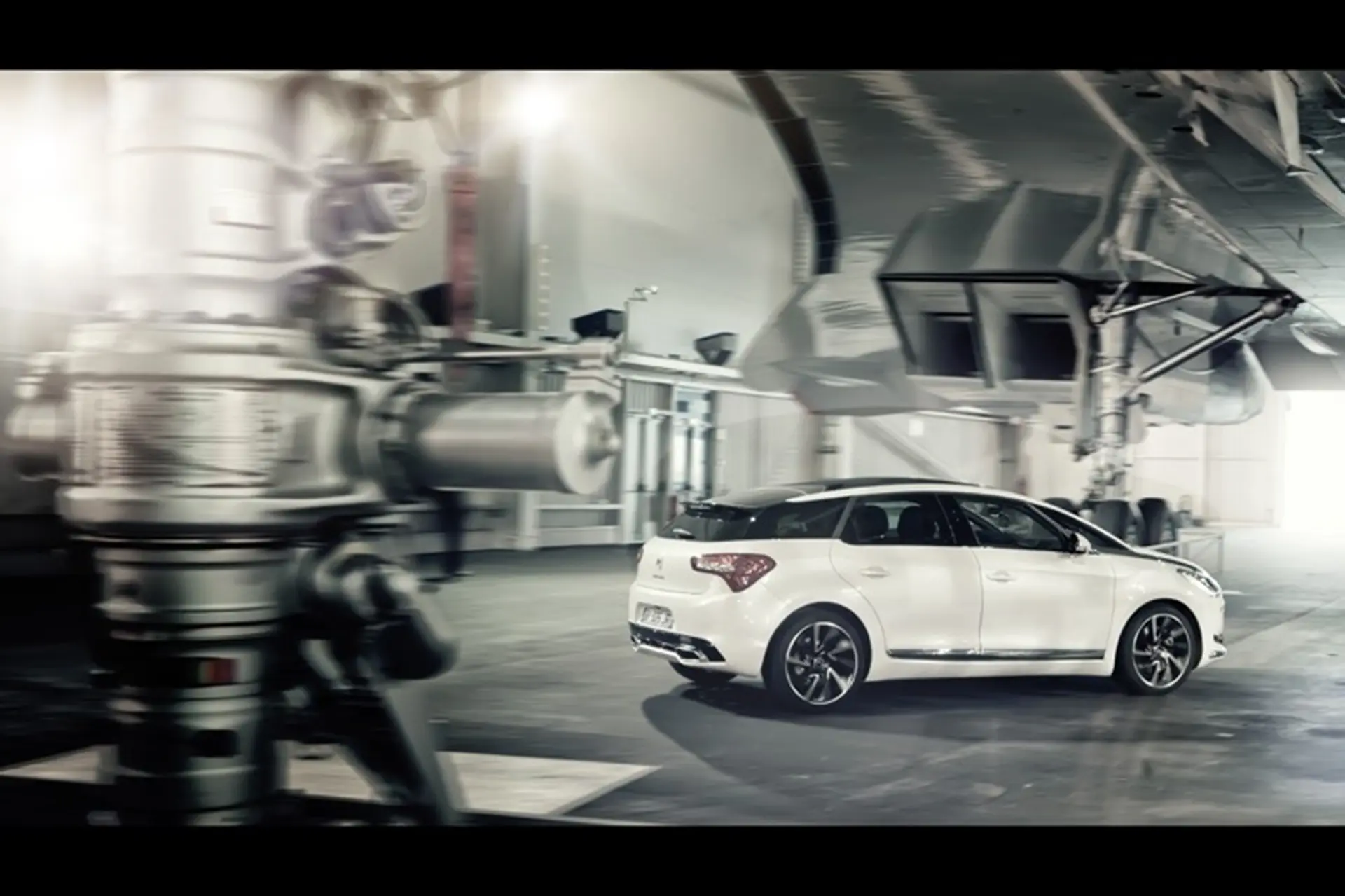 New Citroen DS5 meets Concorde