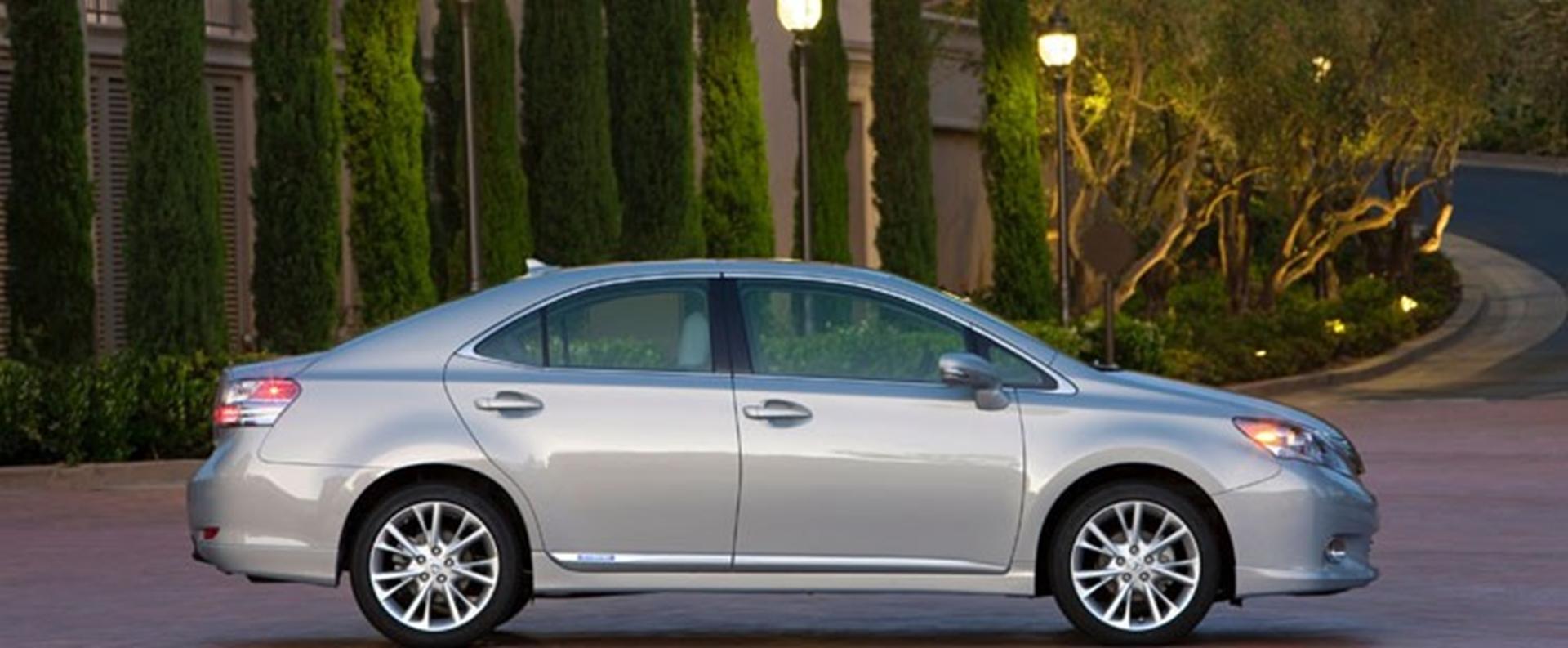 Lexus HS 250h Hybrid Luxury Sedan Offers Low Emissions and Comfort