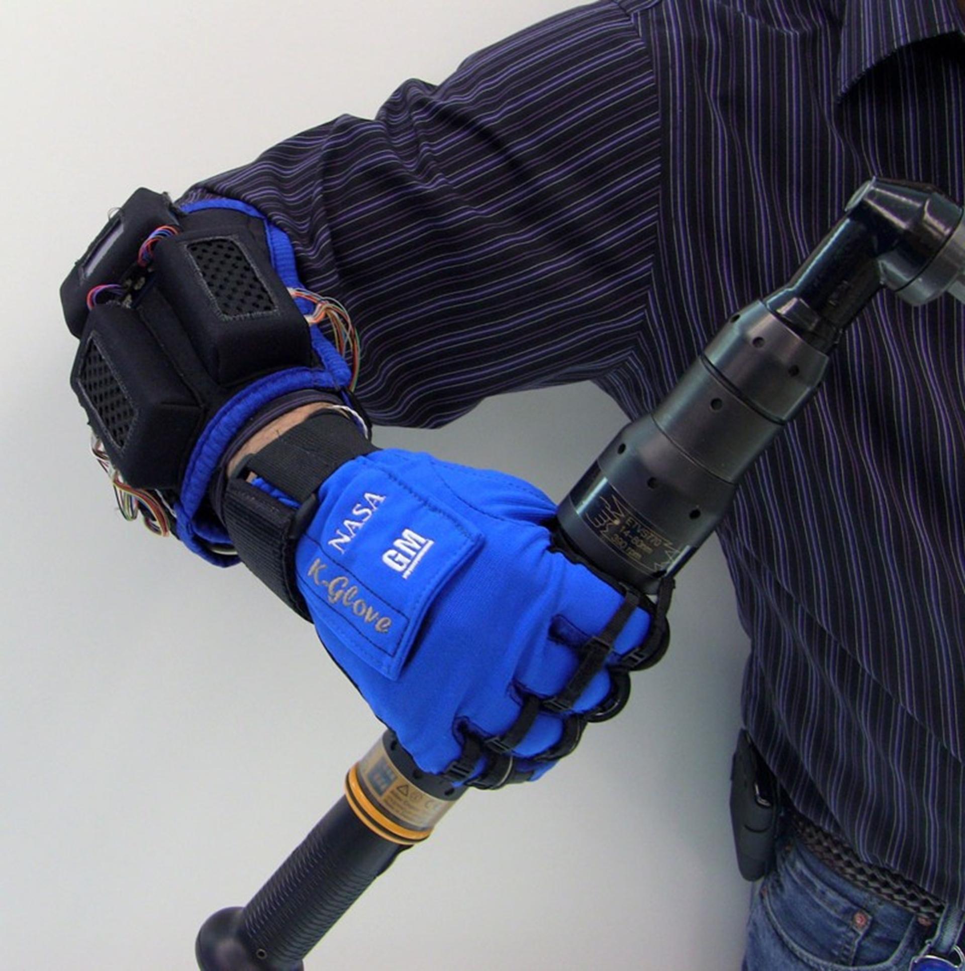 GM, NASA Jointly Developing Robotic Gloves for Human Use