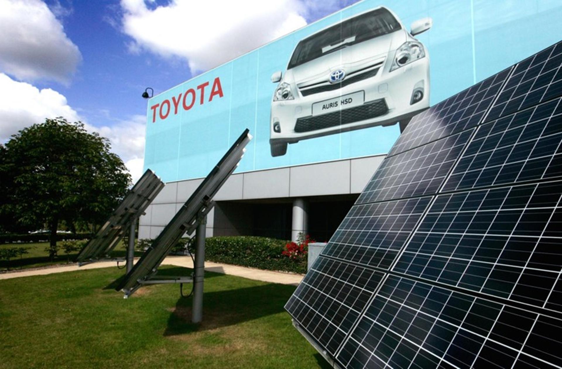 Toyota honoured as greenest manufacturer in fleet news awards