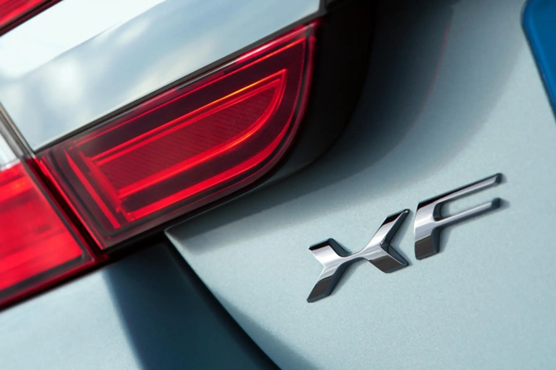 Jaguar XF Logo