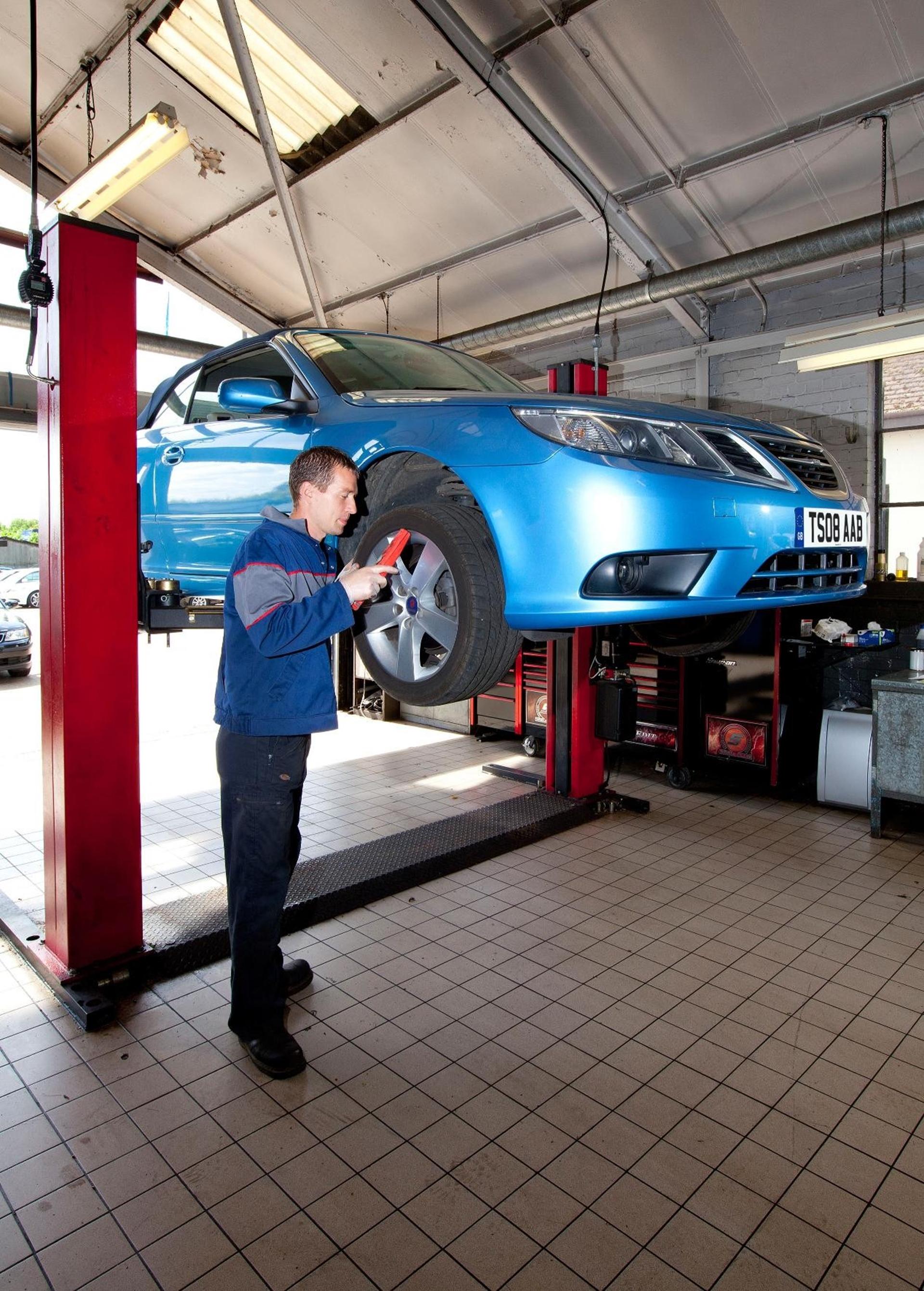 FREE MOT WITH A SAAB FIXED-PRICE SERVICE