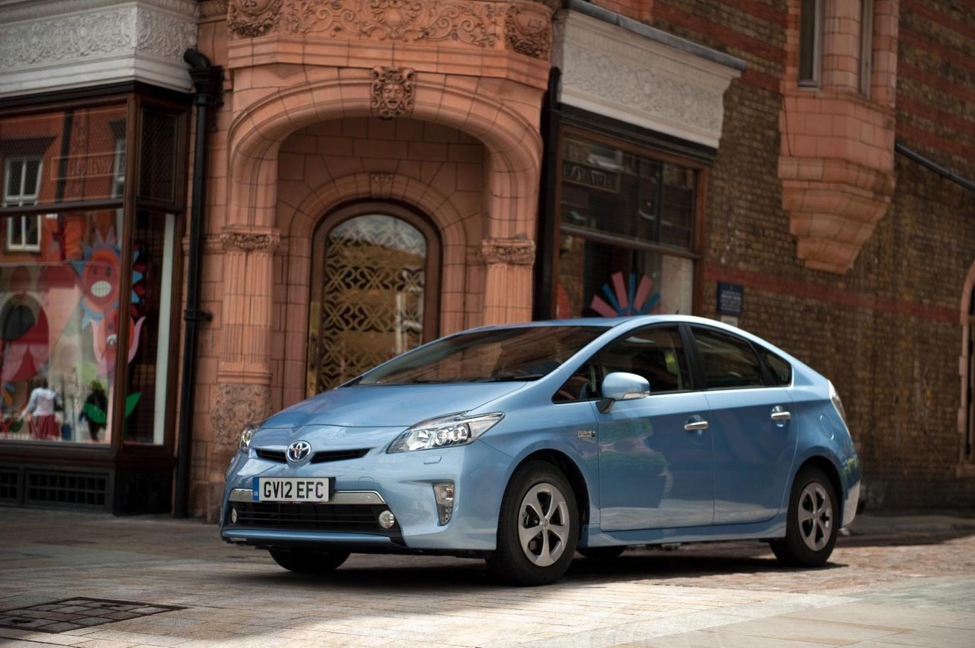 TOYOTA PRIUS PLUG-IN WINS NEXT GREEN CAR AWARD