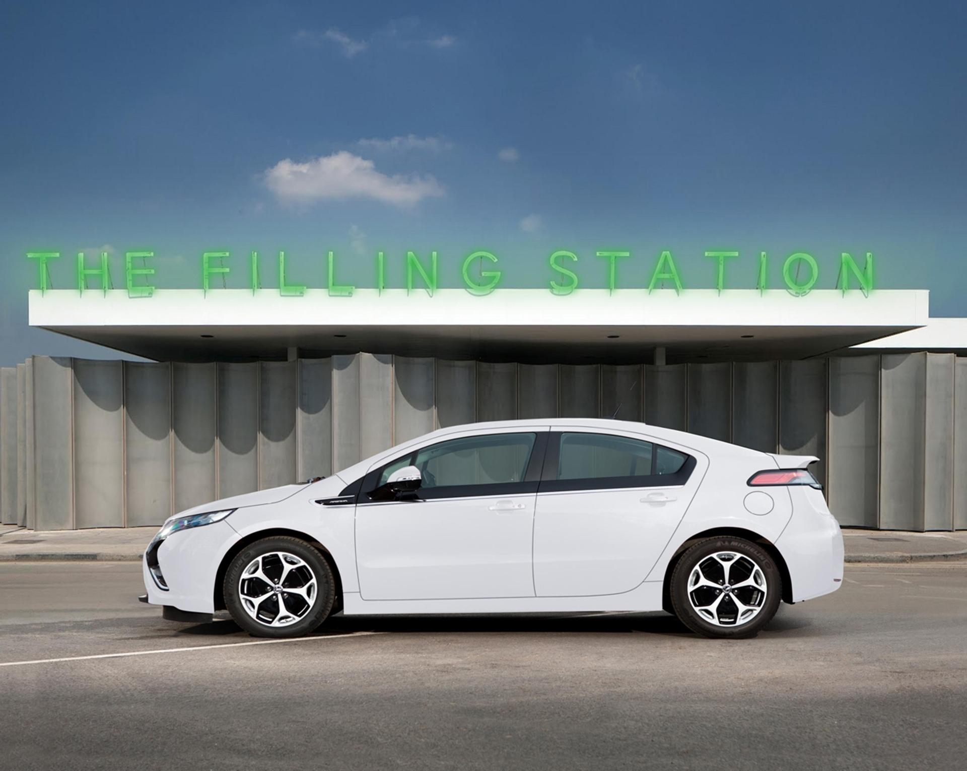 VAUXHALL MOTORS LAUNCHES SCIENCE WEEKEND AT THE KINGS CROSS FILLING STATION