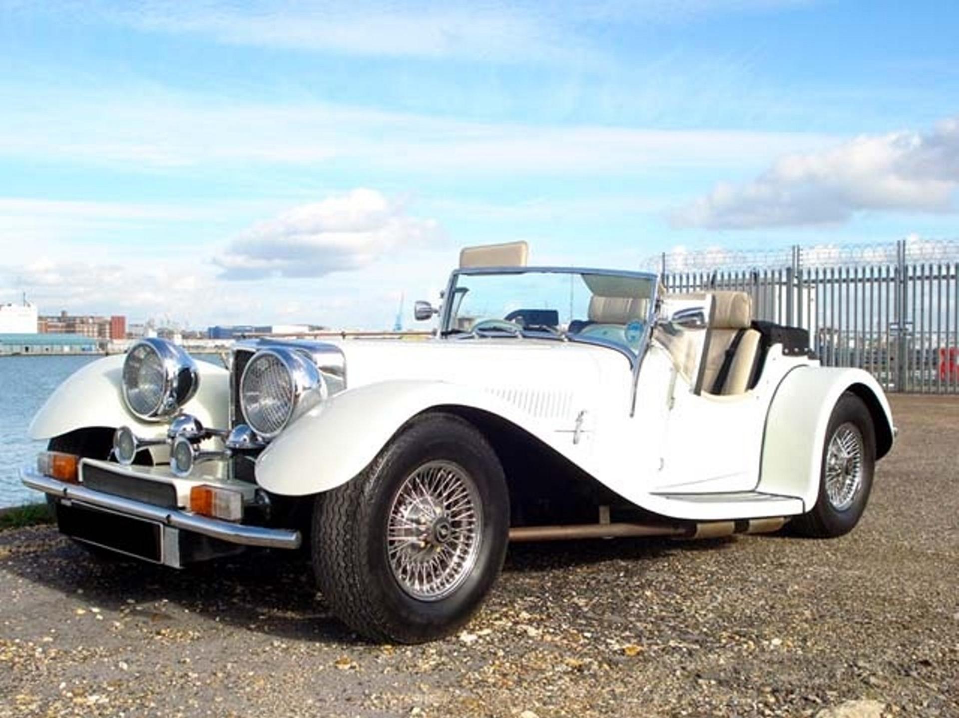 GLAMOUR AND STYLE DRIVE INTO SANDOWN PARK FOR BARONS’ SALE