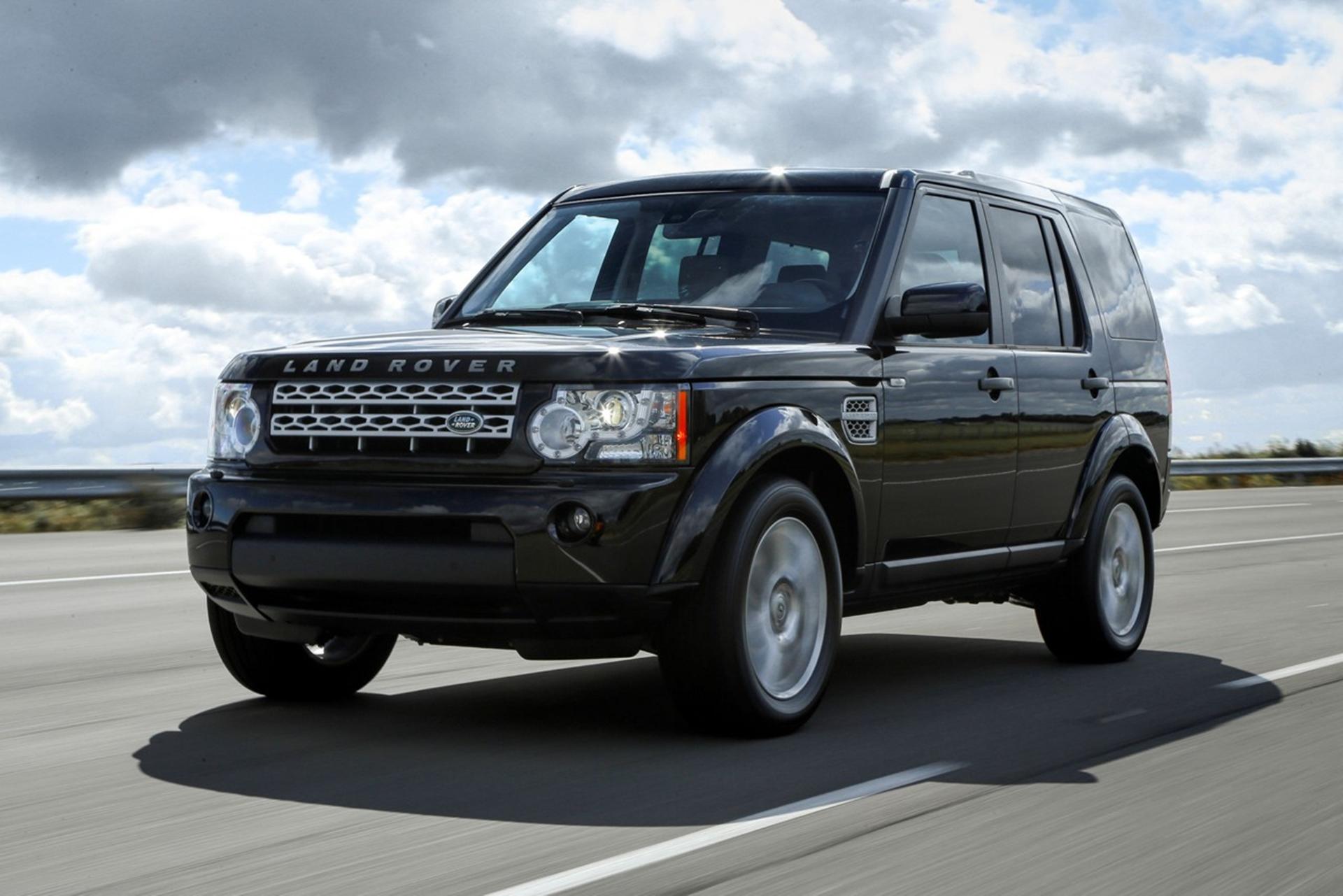 DISTINCTIVE BLACK DESIGN PACKS GIVE A STRIKING NEW LOOK TO THE LAND ROVER DISCOVERY 4