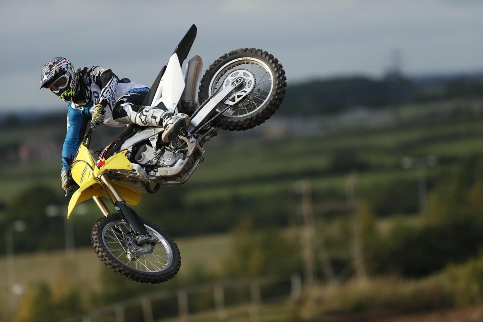 NEW SUZUKI MOTORCYCLE MODELS AND CLASSIC RACE BIKES WITH SUZUKI AT THE INTERNATIONAL DIRT BIKE SHOW