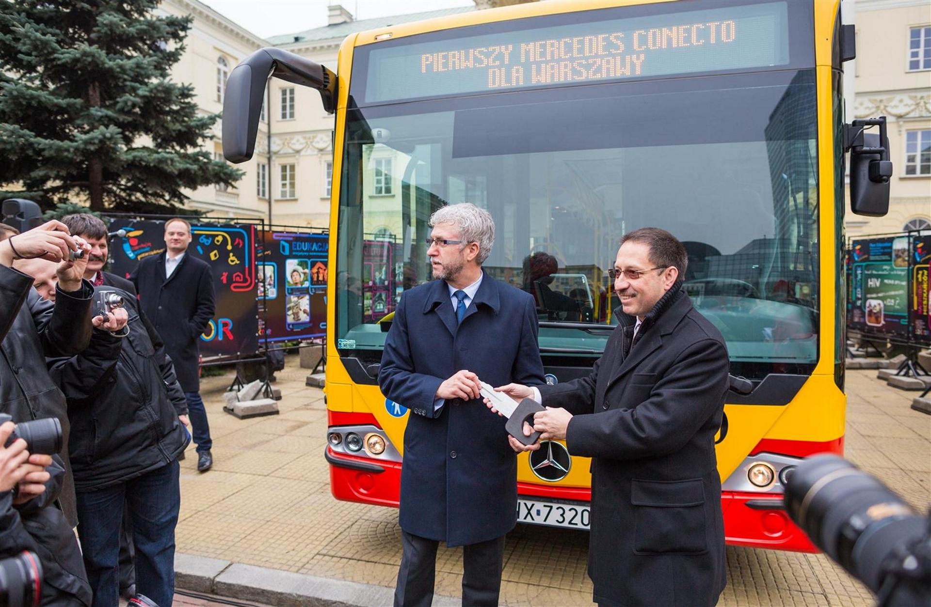 Conecto articulated buses on the streets of Warsaw for the first time: 60 Mercedes-Benz Conecto buses for Poland’s capital