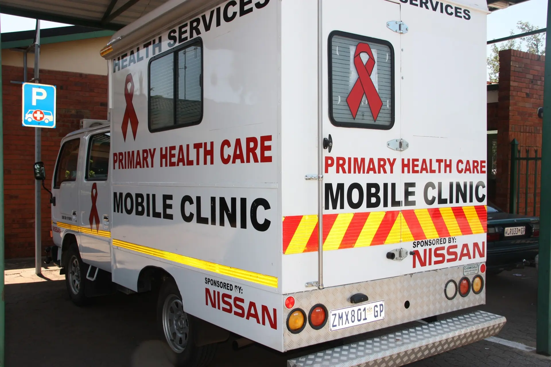 NISSAN PRESENTS PORTABLE GAZEBOS TO THE ROSSLYN CLINIC