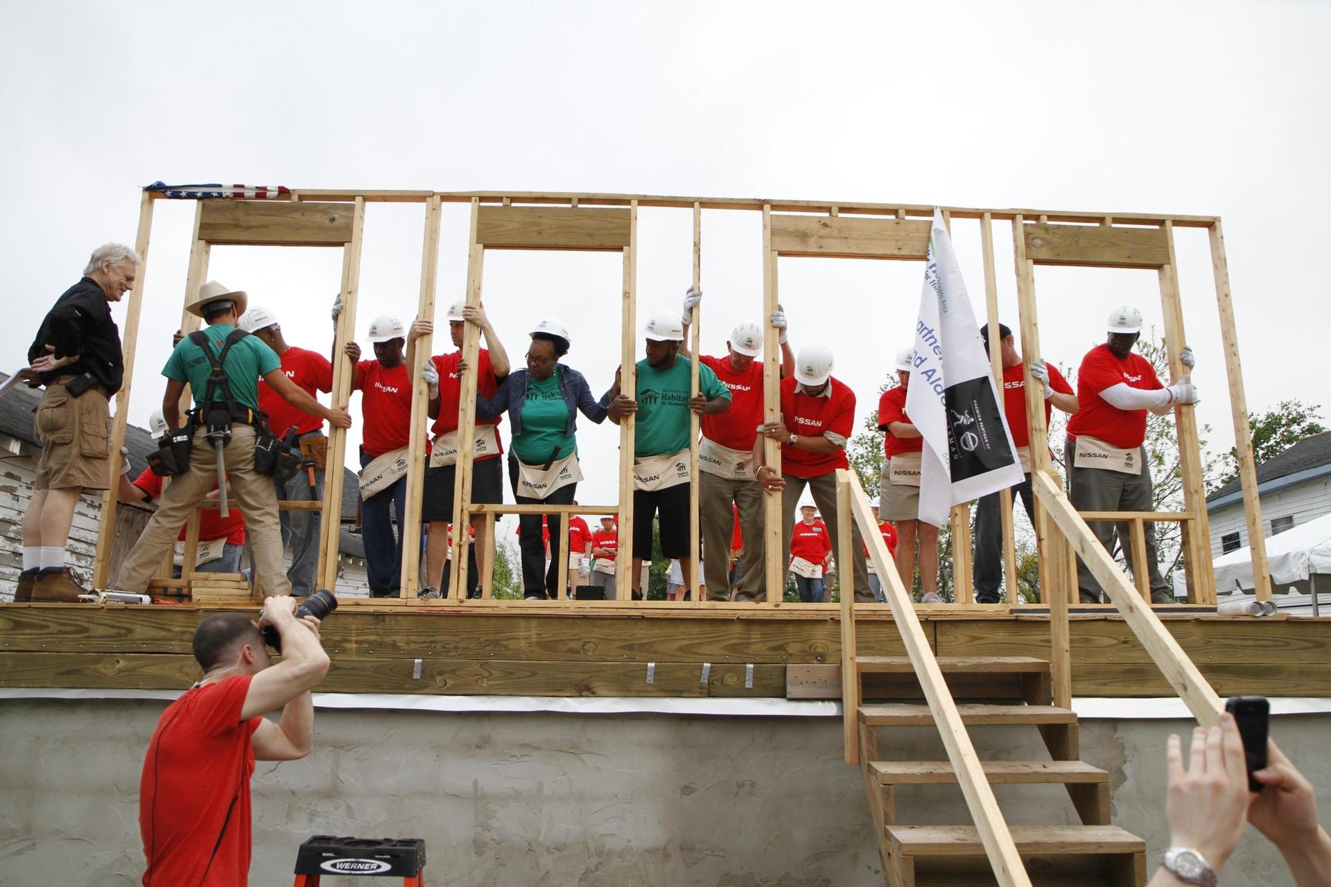 Nissan USA Community News – Football Greats meet in New Orleans