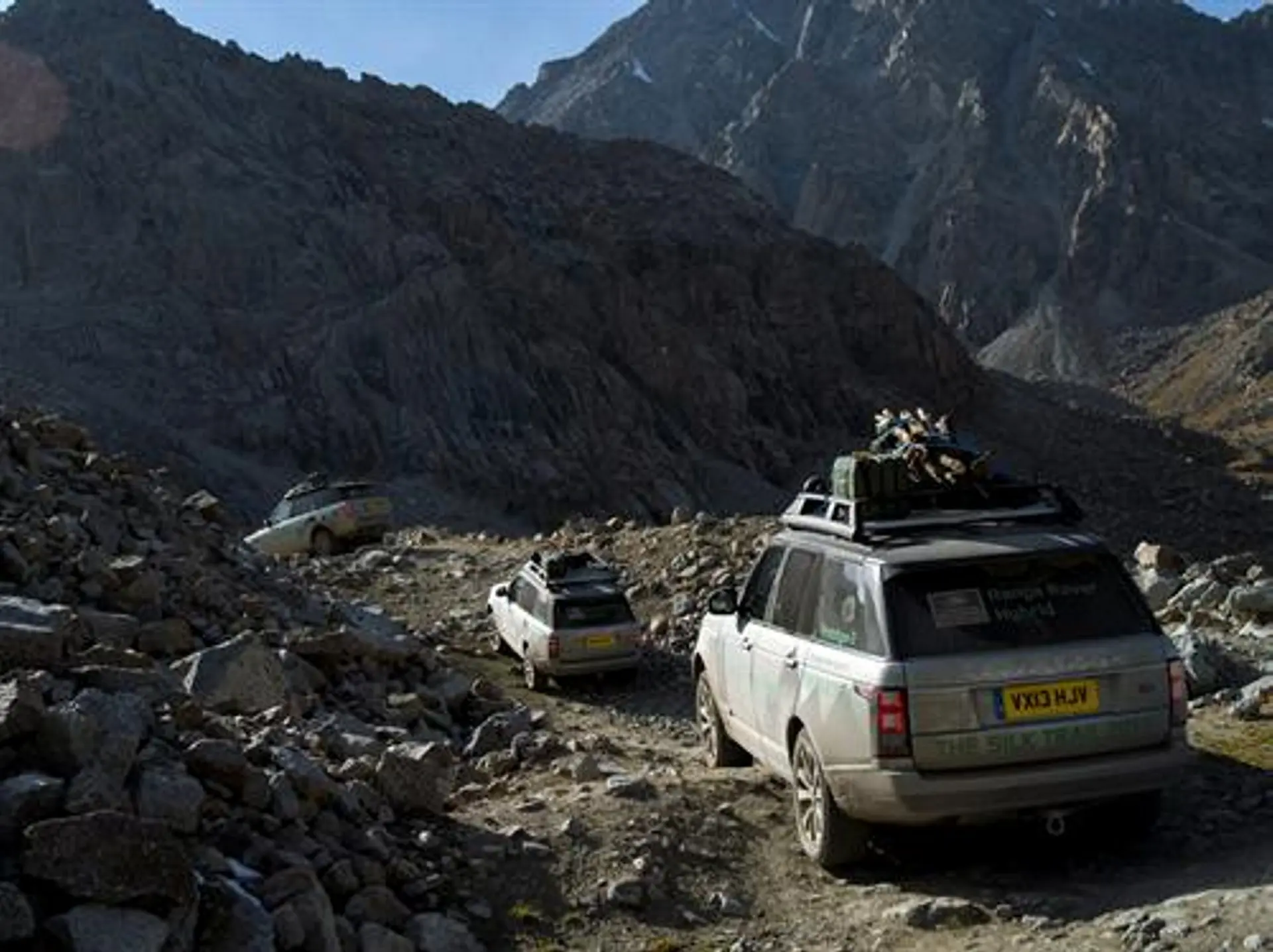 RANGE ROVER CLIMBS KYRGYZSTAN MOUNTAINS