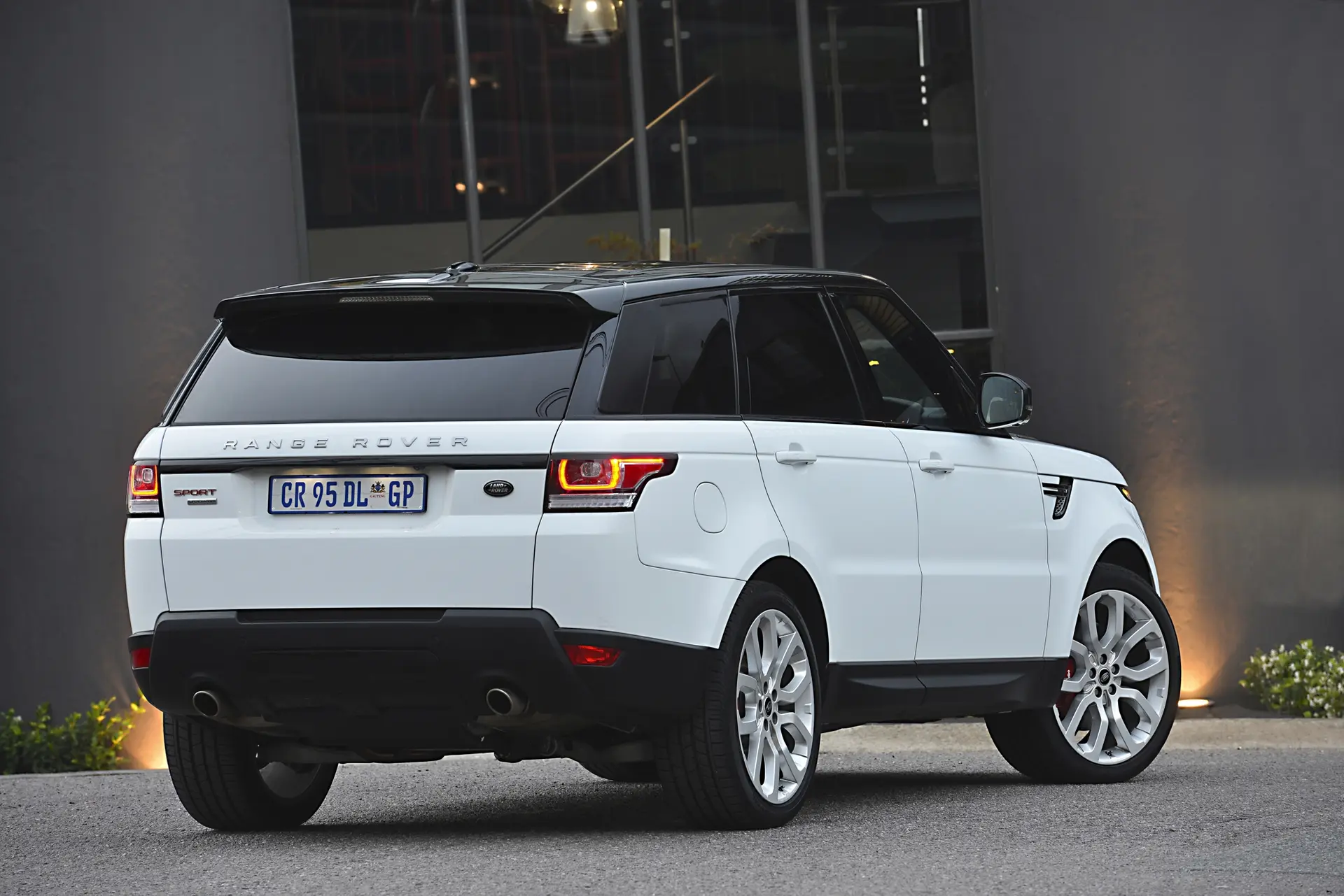 Range Rover OR Thambo