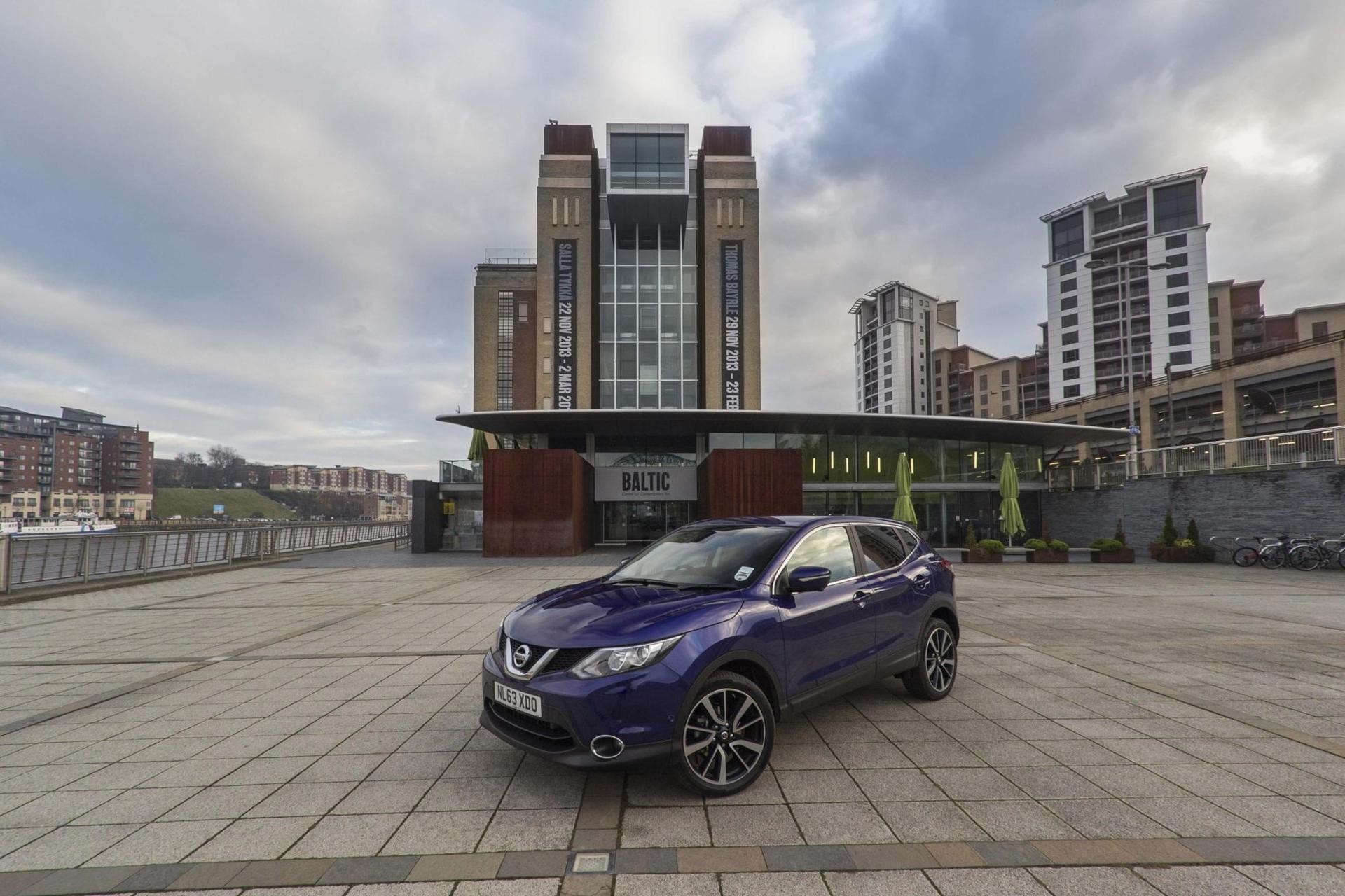 NEW NISSAN QASHQAI LIGHTS UP MODERN ART CENTRE