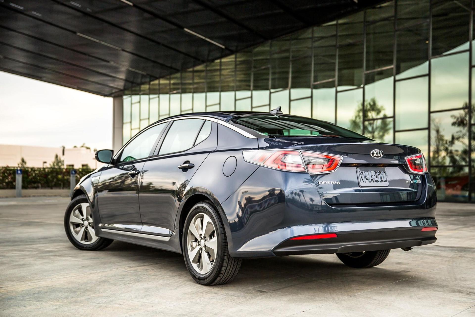 2014 KIA OPTIMA HYBRID UNVEILED AT CHICAGO AUTO SHOW