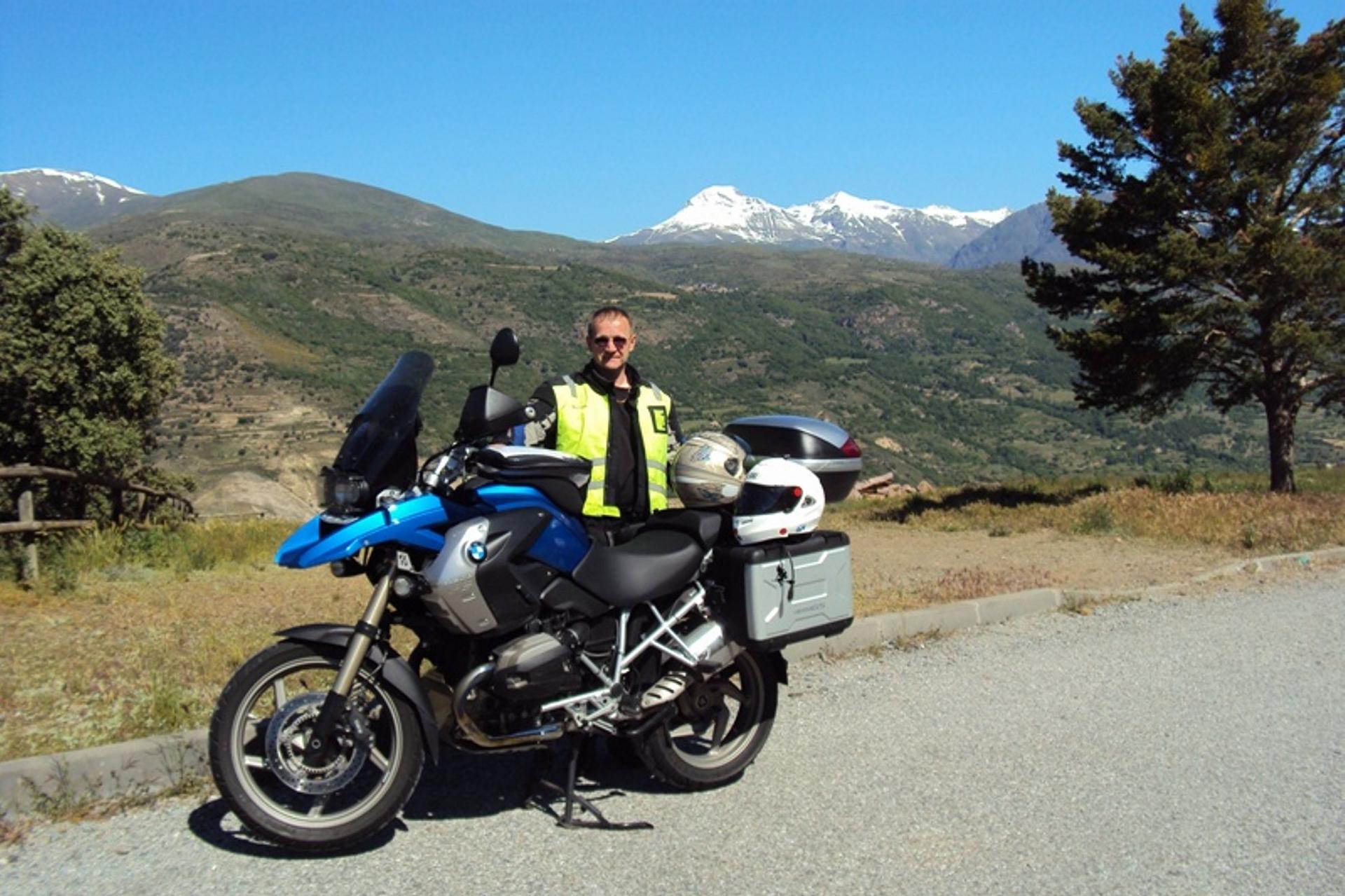 Mitsubishi Service Manager raise money for Marie Curie Cancer Care