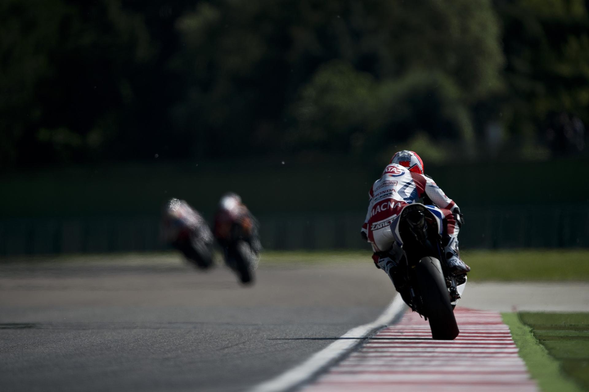 Honda Pata Super Bikes Racing – Zanetti and van der Mark in the Imola mix
