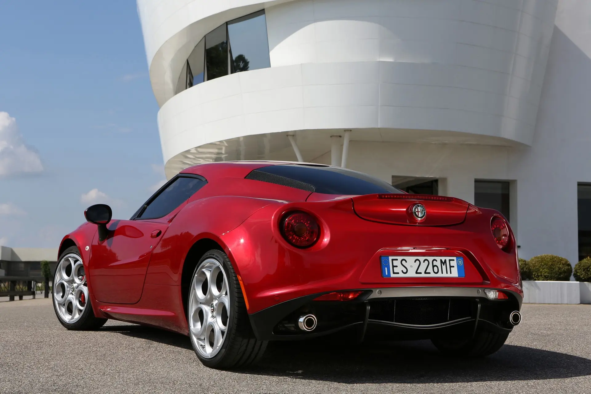 Alfa_Romeo_4C_2014