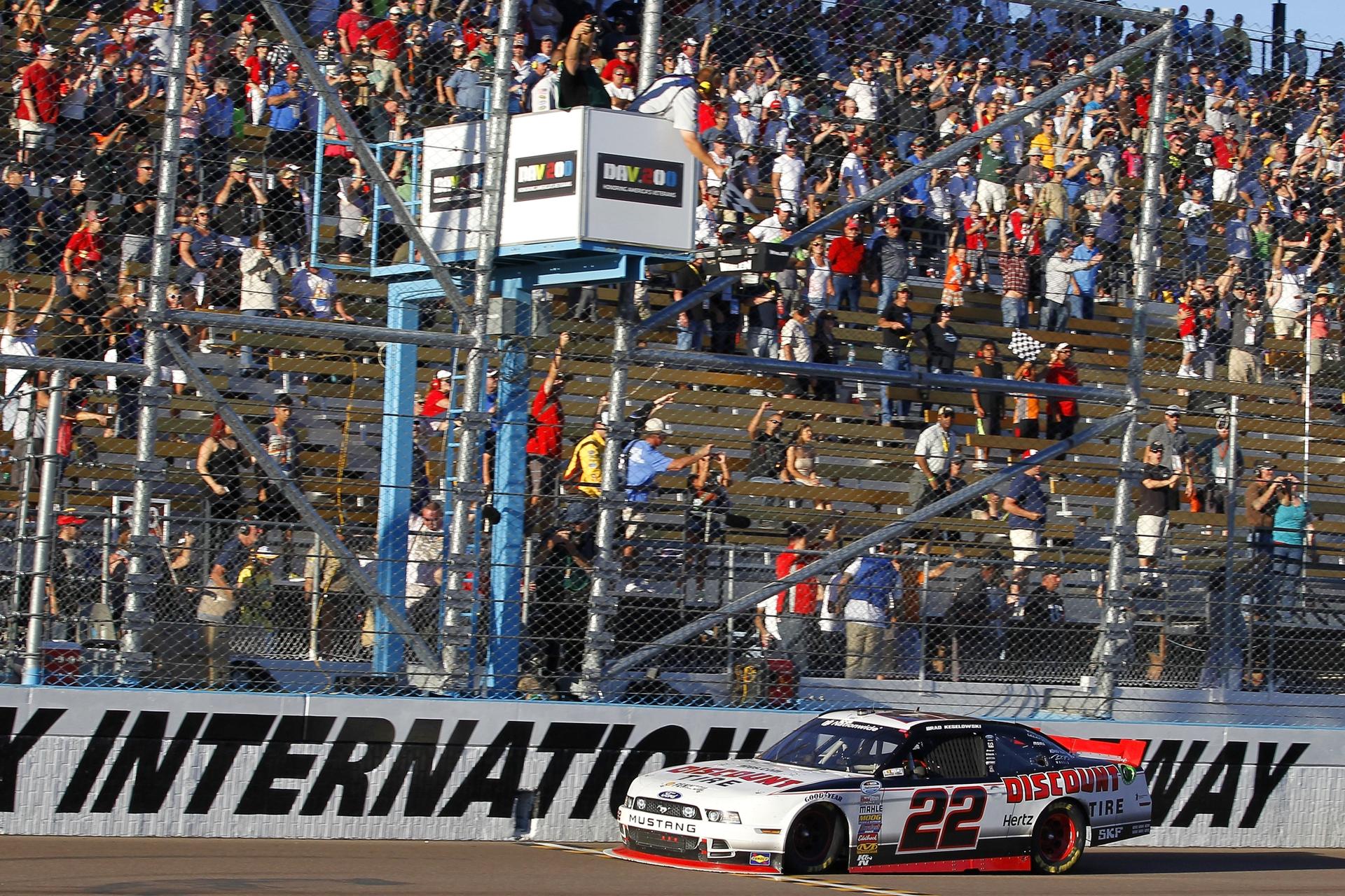 Ford Mustang makes dramatic last lap pass at the Phoenix Nationwide Race