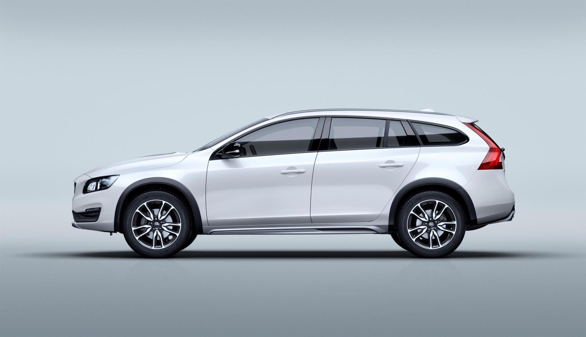 VOLVO CARS REVEALS NEW V60 CROSS COUNTRY