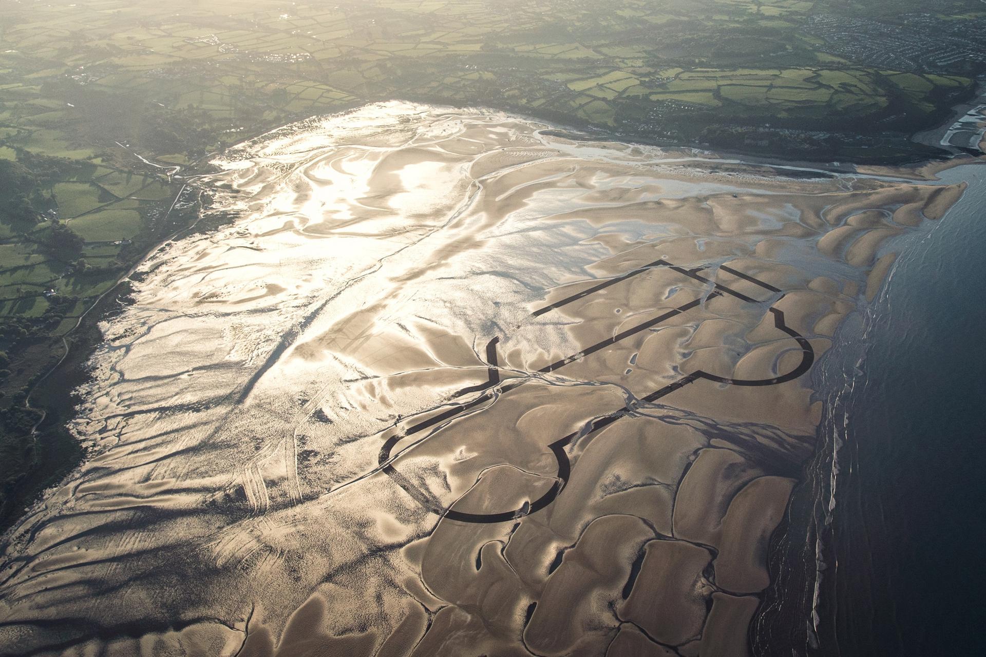 LAND ROVER LAUNCHES A YEAR OF DEFENDER CELEBRATIONS WITH GIANT 1KM SAND DRAWING