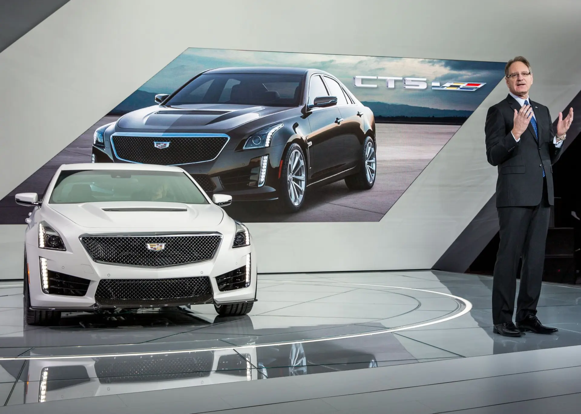 Cadillac-unveils 2016-CTS-V-on-eve-of-New-York-Motor-Show-1