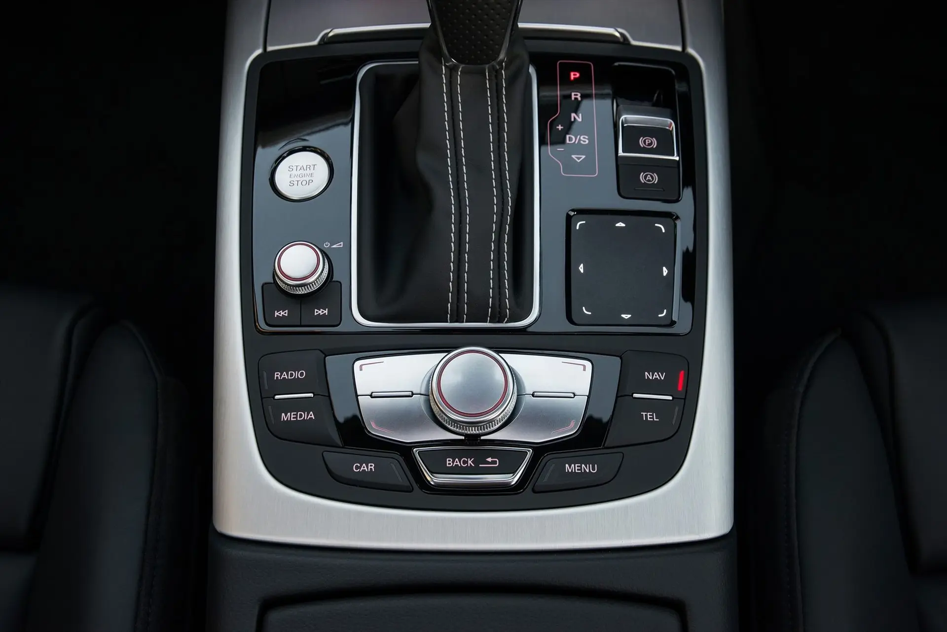 Improved-power-and-styling-the-new-Audi-A6-and-Audi-A7-Sportback-A6-console