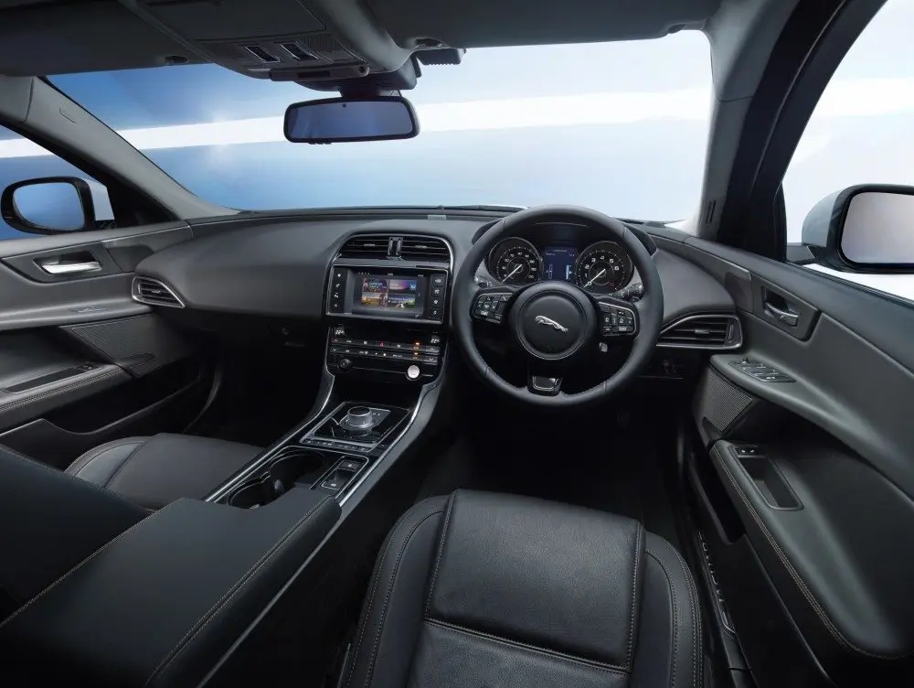 JAGUAR’S BEST ENTERTAINMENT AND DRIVER ASSISTANCE TECHNOLOGIES FEATURE IN XE