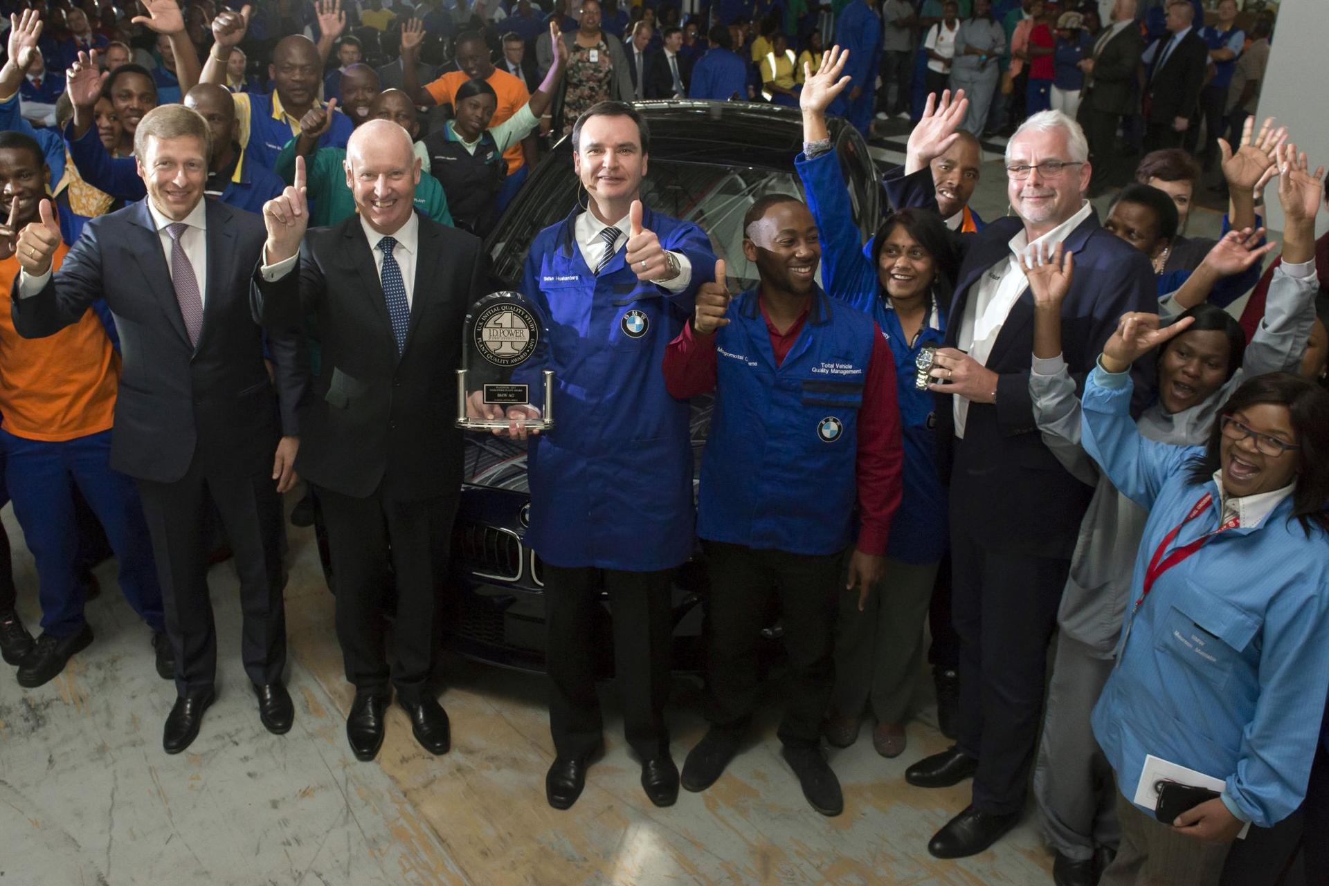 BMW SA Chairman presents JD Power Award to Plant Rosslyn